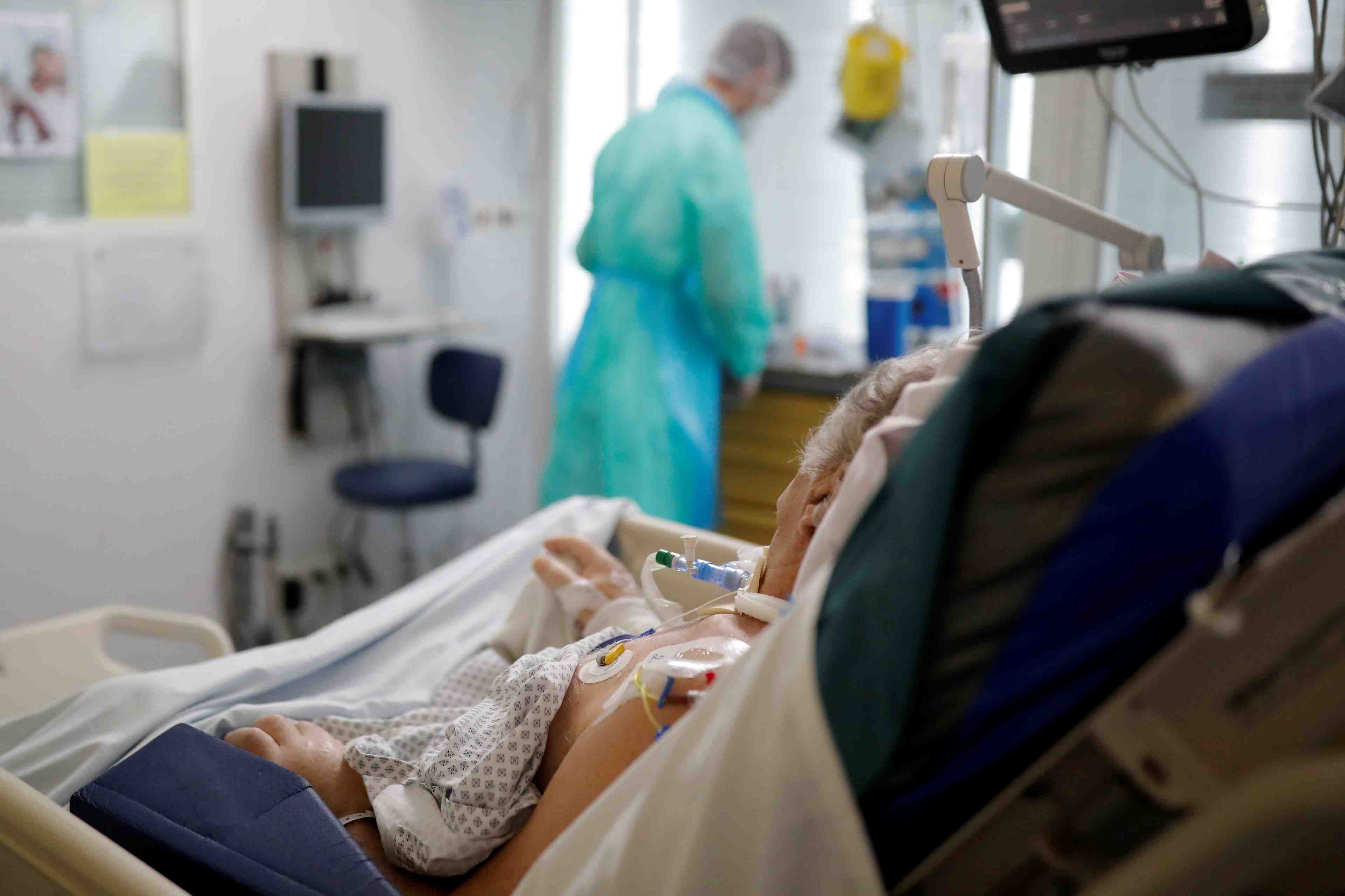 France: 18 nouveaux deces lies au covid-19, pres de 1.000 nouveaux cas