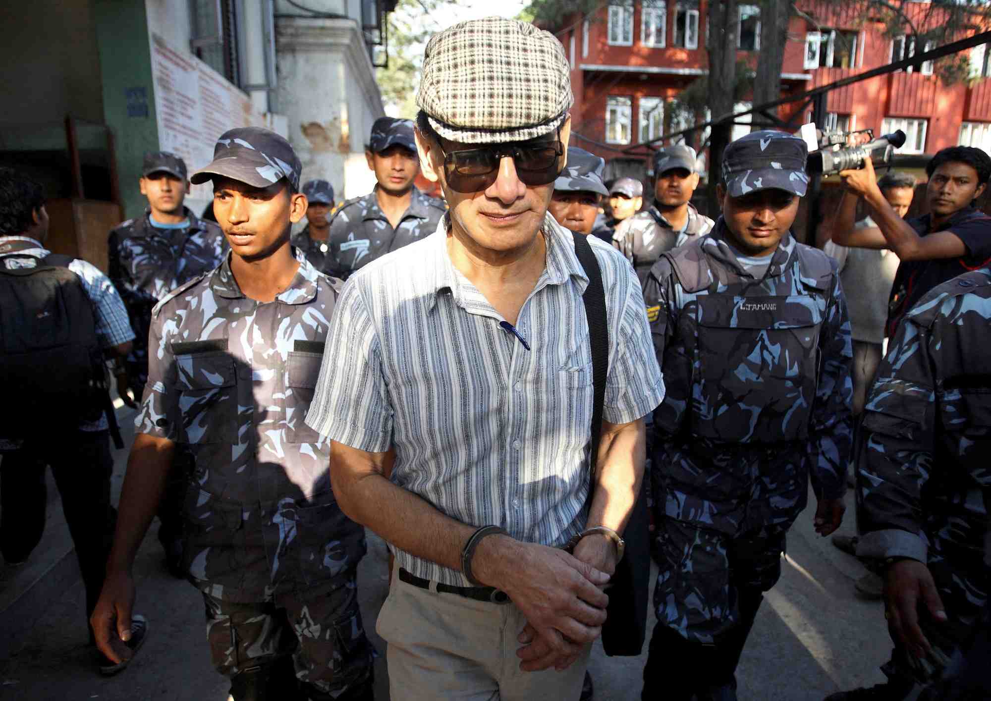 Charles sobhraj quitte le tribunal de katmandou apres son audition