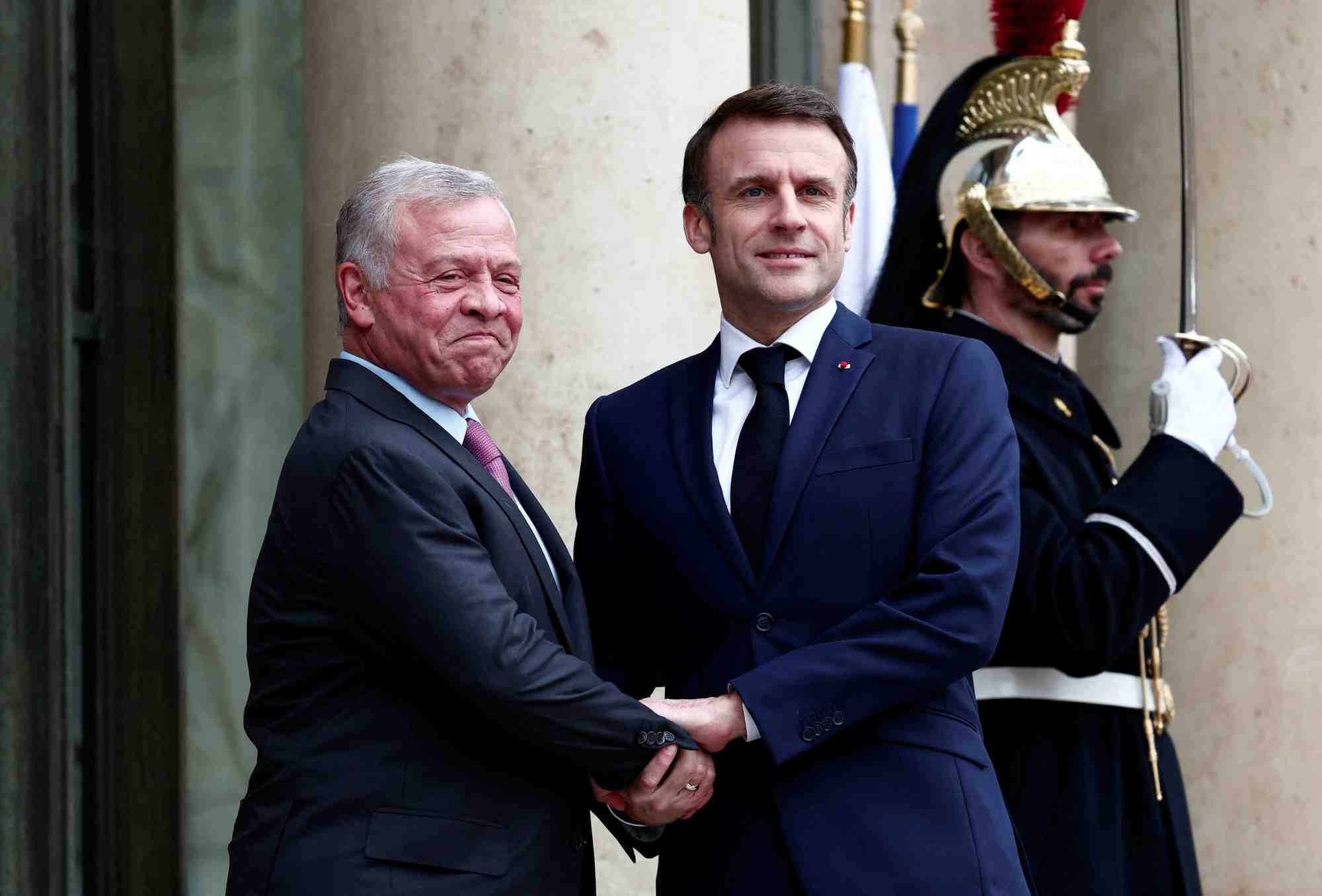 Le president francais emmanuel macron accueille le roi abdallah de jordanie pour une reunion au palais de l'elysee a paris