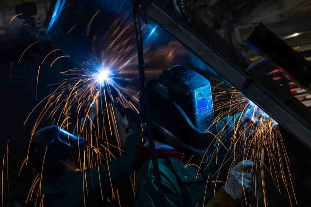 Des ouvriers soudent dans une usine a columbus, ohio