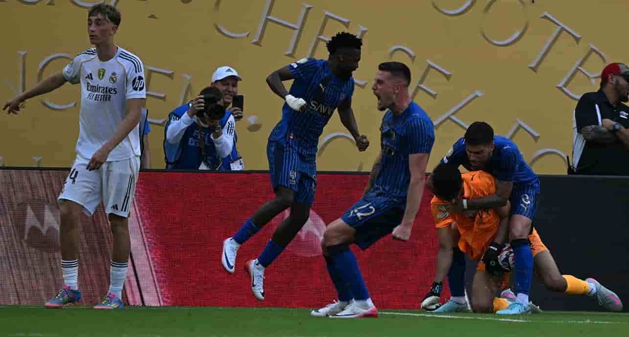 Yassine Bounou, le gardien d'Al-Hilal et ses coéquipiers pendant un match contre le Real Madrid à Miami.