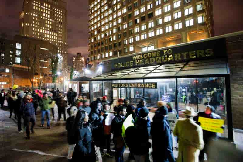 Nouveaux rassemblements contre les violences policières à New York