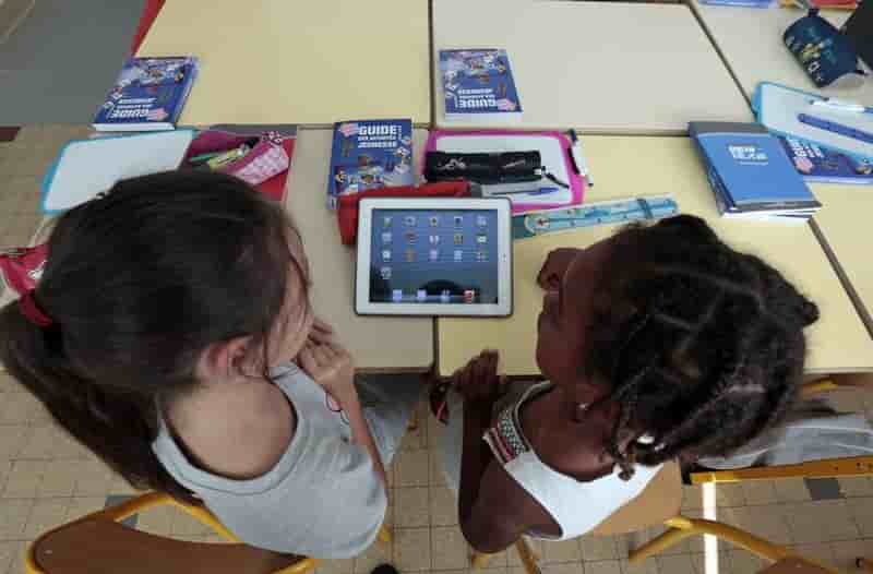 Aval parental avant 13 ans pour les reseaux sociaux suggere un rapport