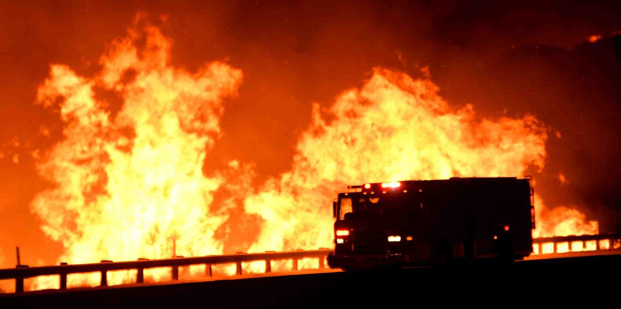 Usa: incendies ravageurs pres de los angeles et san francisco