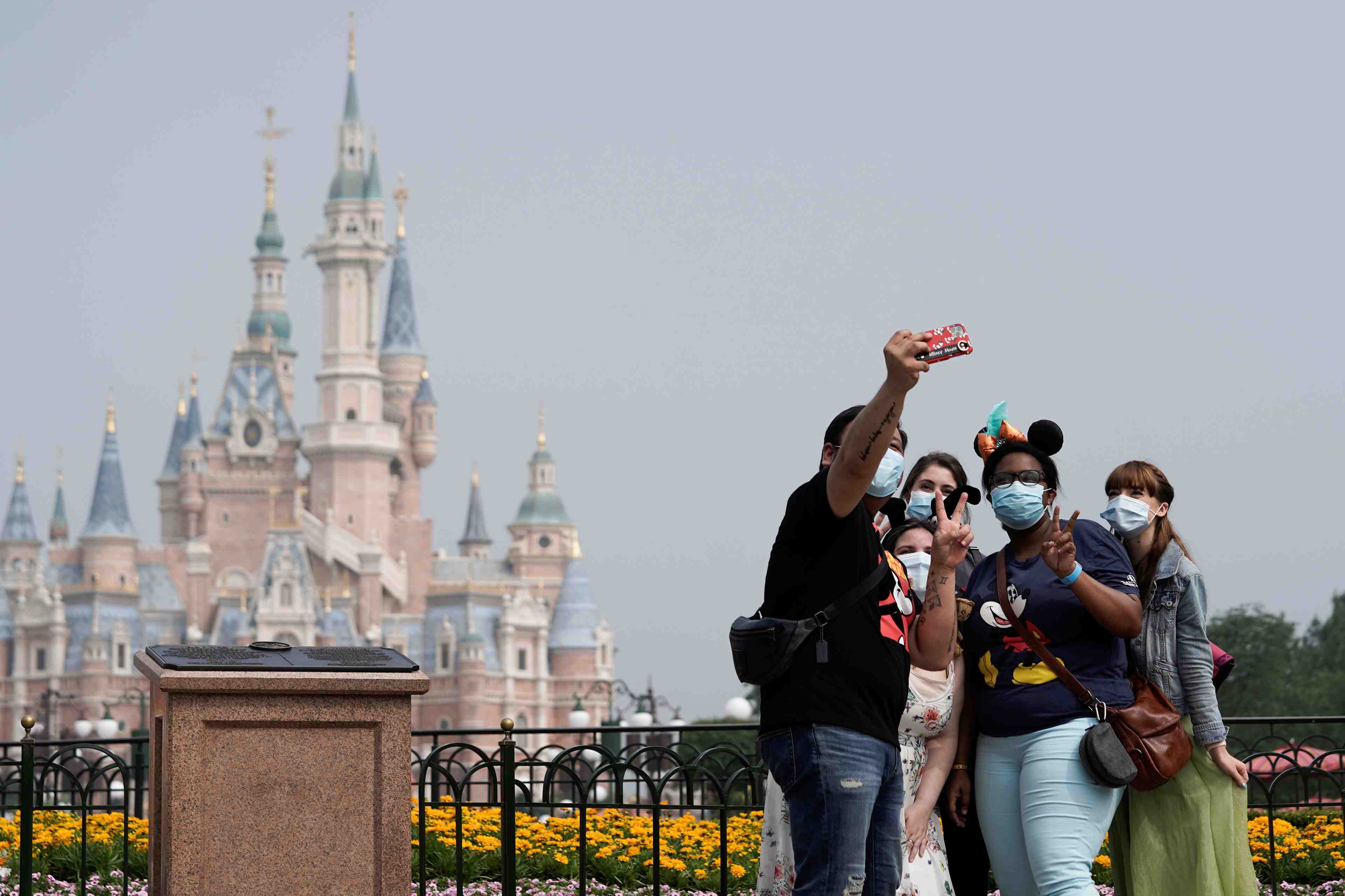 Coronavirus: reouverture sous haute securite de disneyland a shanghai