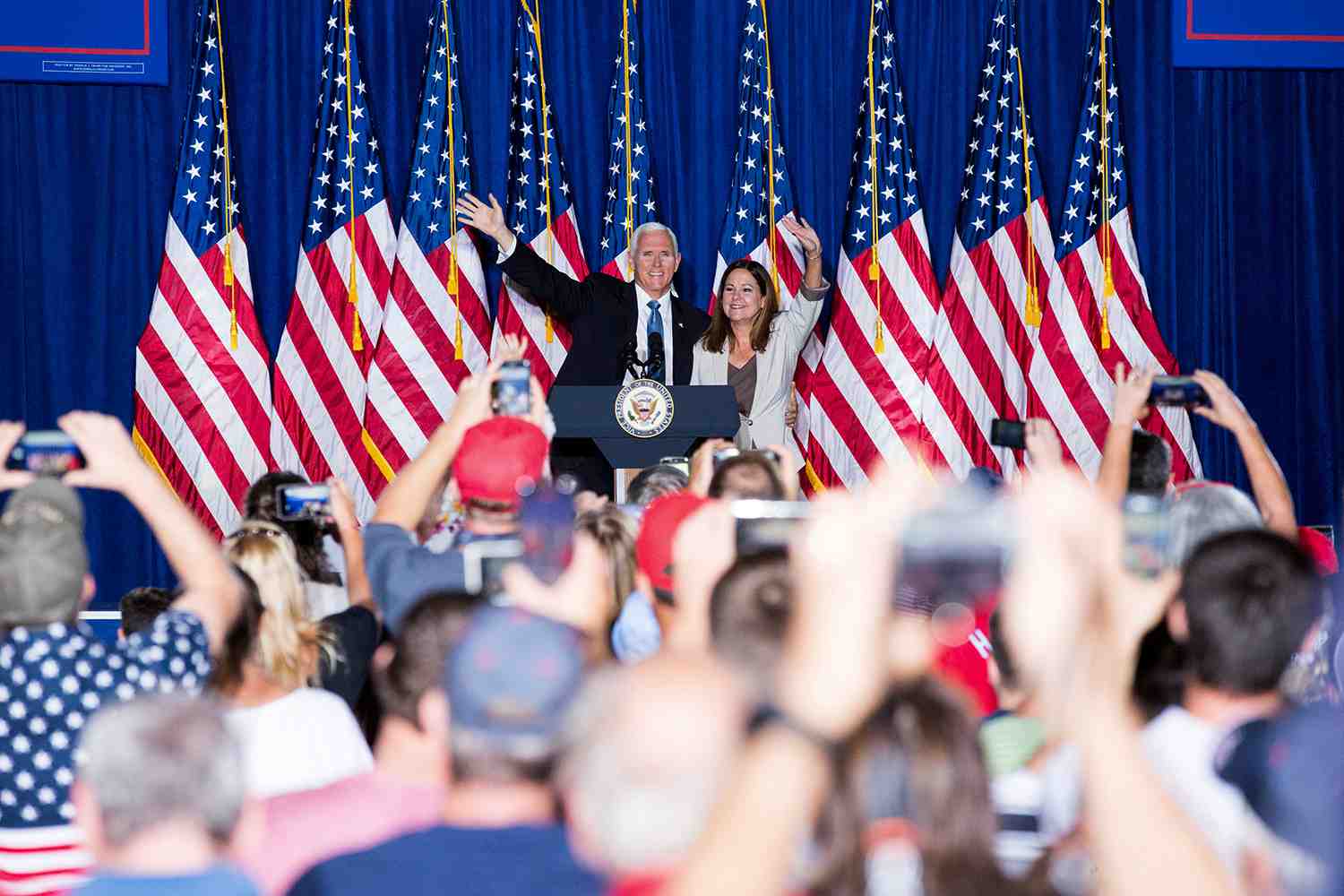 Le vice-president americain et son epouse negatifs au coronavirus