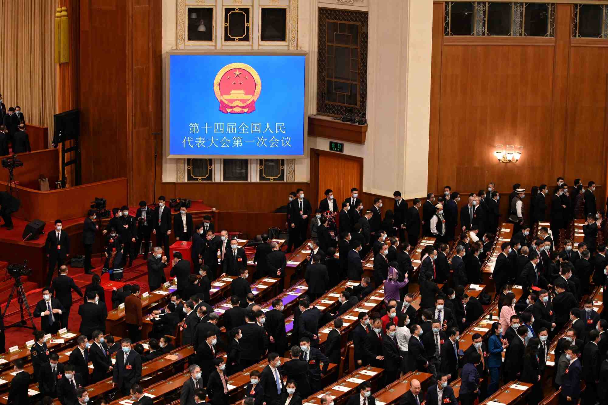 Les delegues chinois font une pause lors de la quatrieme session pleniere du congres national du peuple
