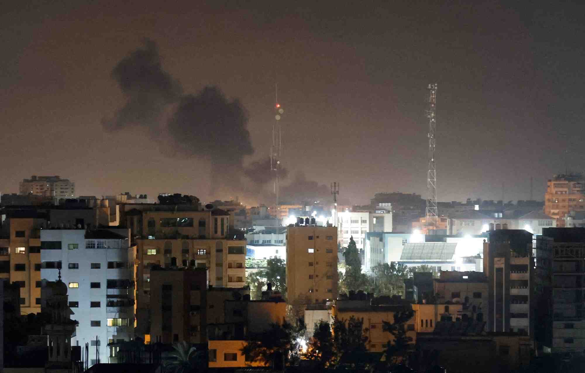 De la fumee s'eleve lors des frappes aeriennes israeliennes a gaza