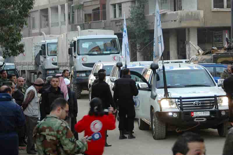 Tirs sur un convoi humanitaire à Homs, raids à Alep