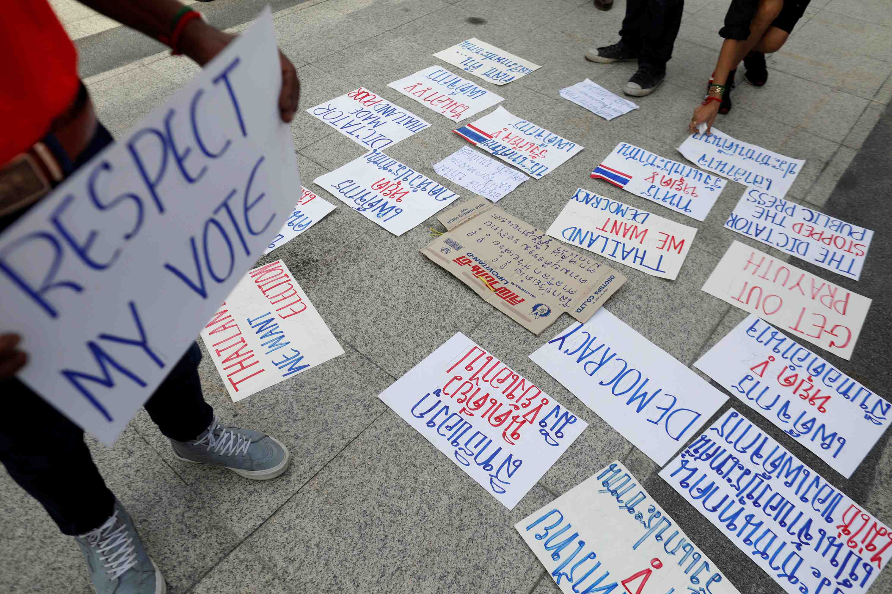 Bangkok-des manifestants adressent un ultimatum a la junte
