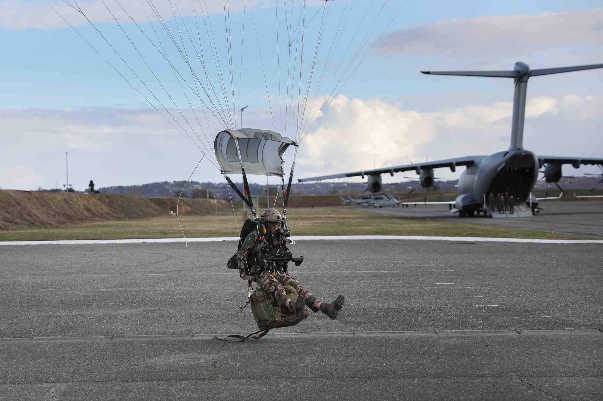 Certains militaires en reconversion deviennent managers de transition dans l'industrie.