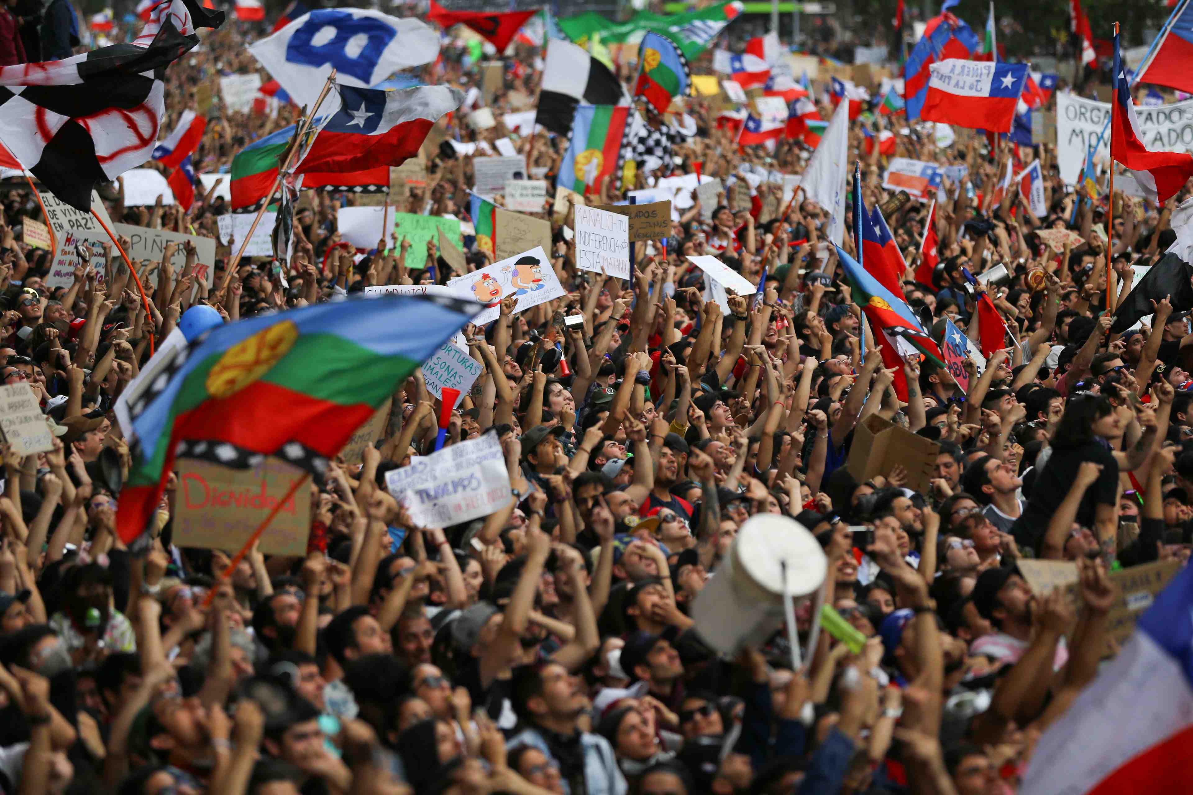 Pres d'un million de chiliens manifestent contre les inegalites economiques