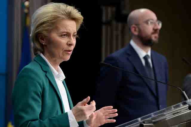 La présidente de la Commission européenne Ursula Von der Leyen et le président du conseil européen Charles Michel.