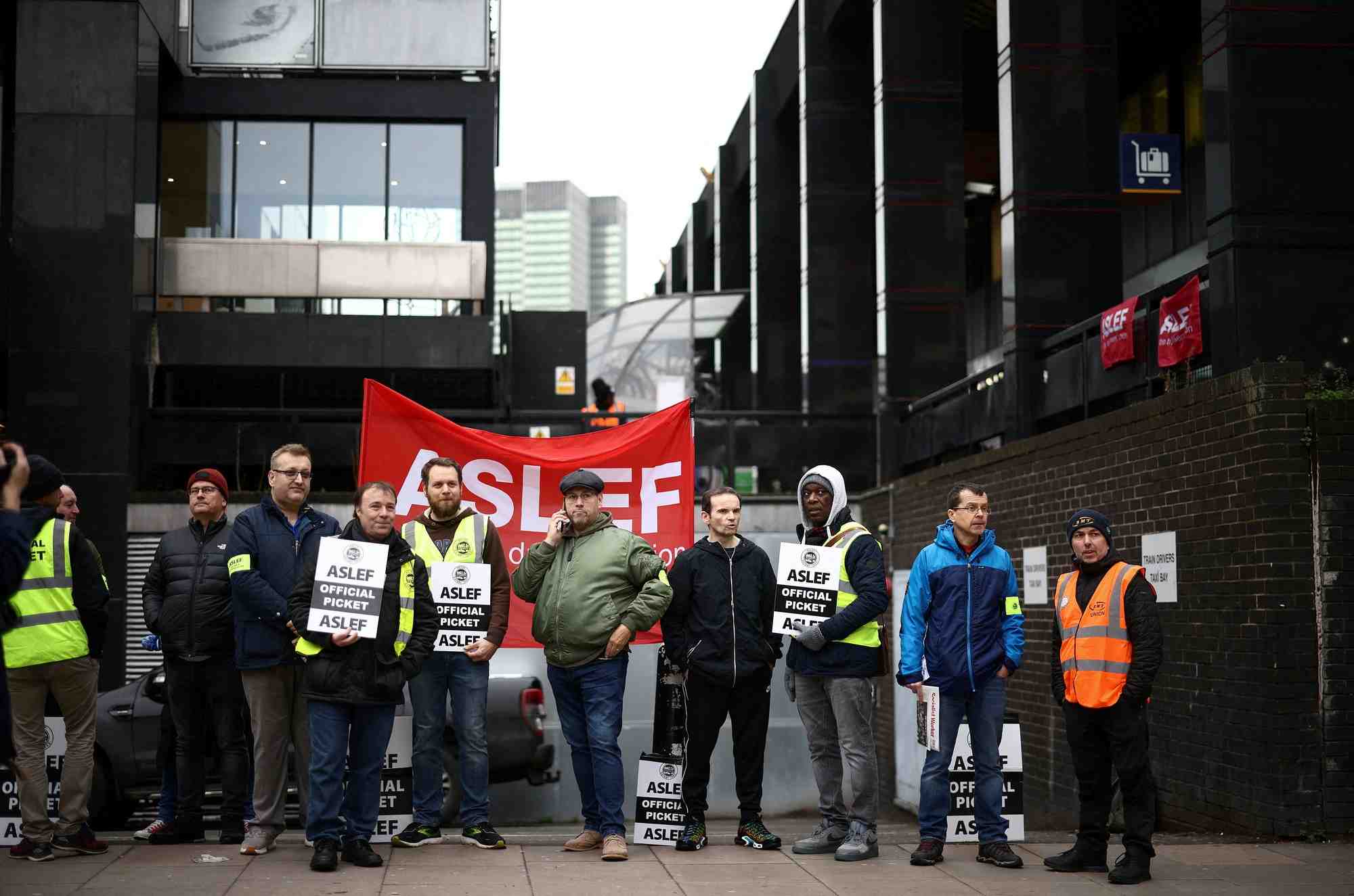 Photo d'archives de cheminots membres du syndicat aslef devant la gare d'euston, a londres