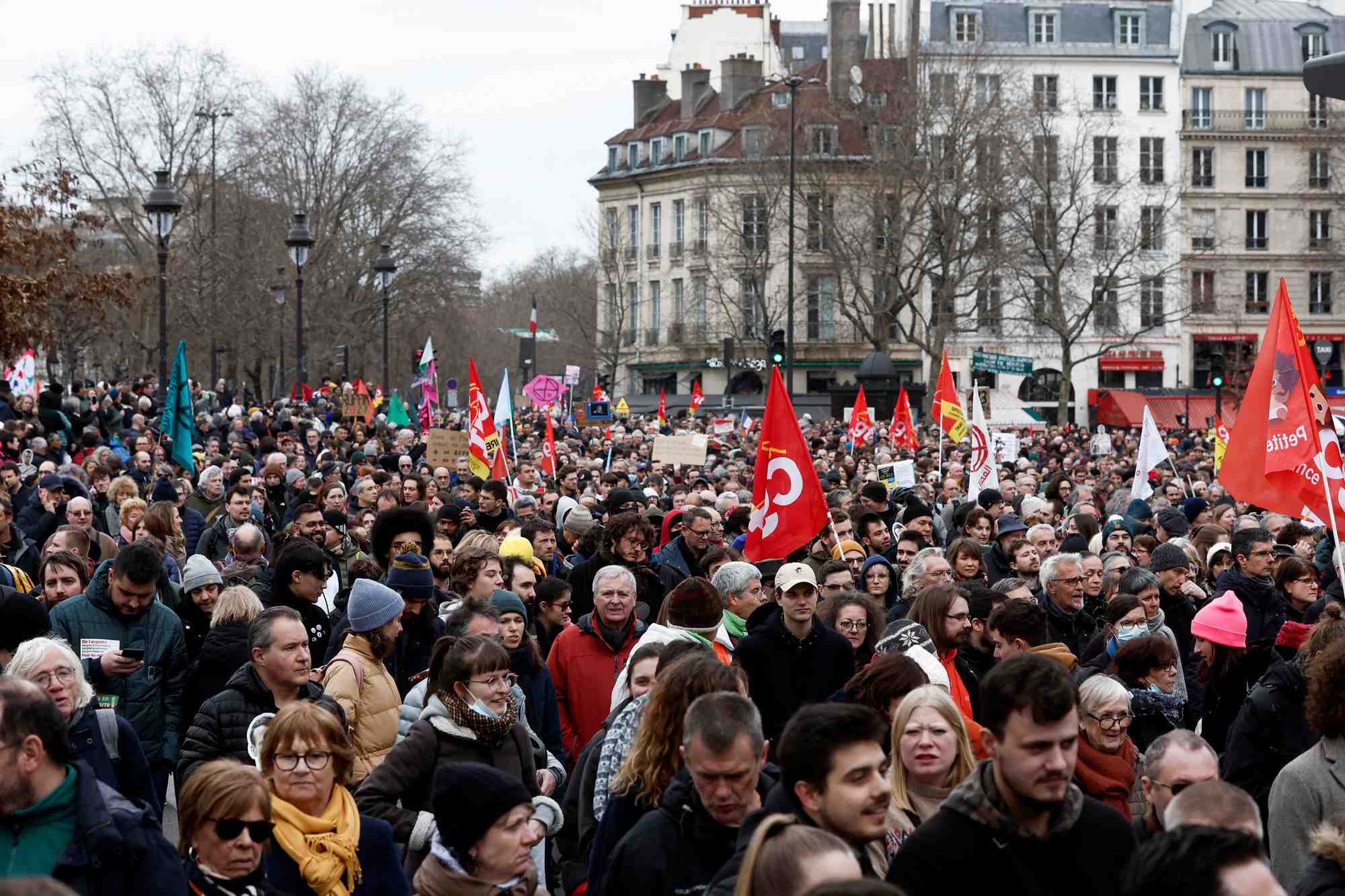 Des manifestants participent a une marche contre le projet de reforme des retraites