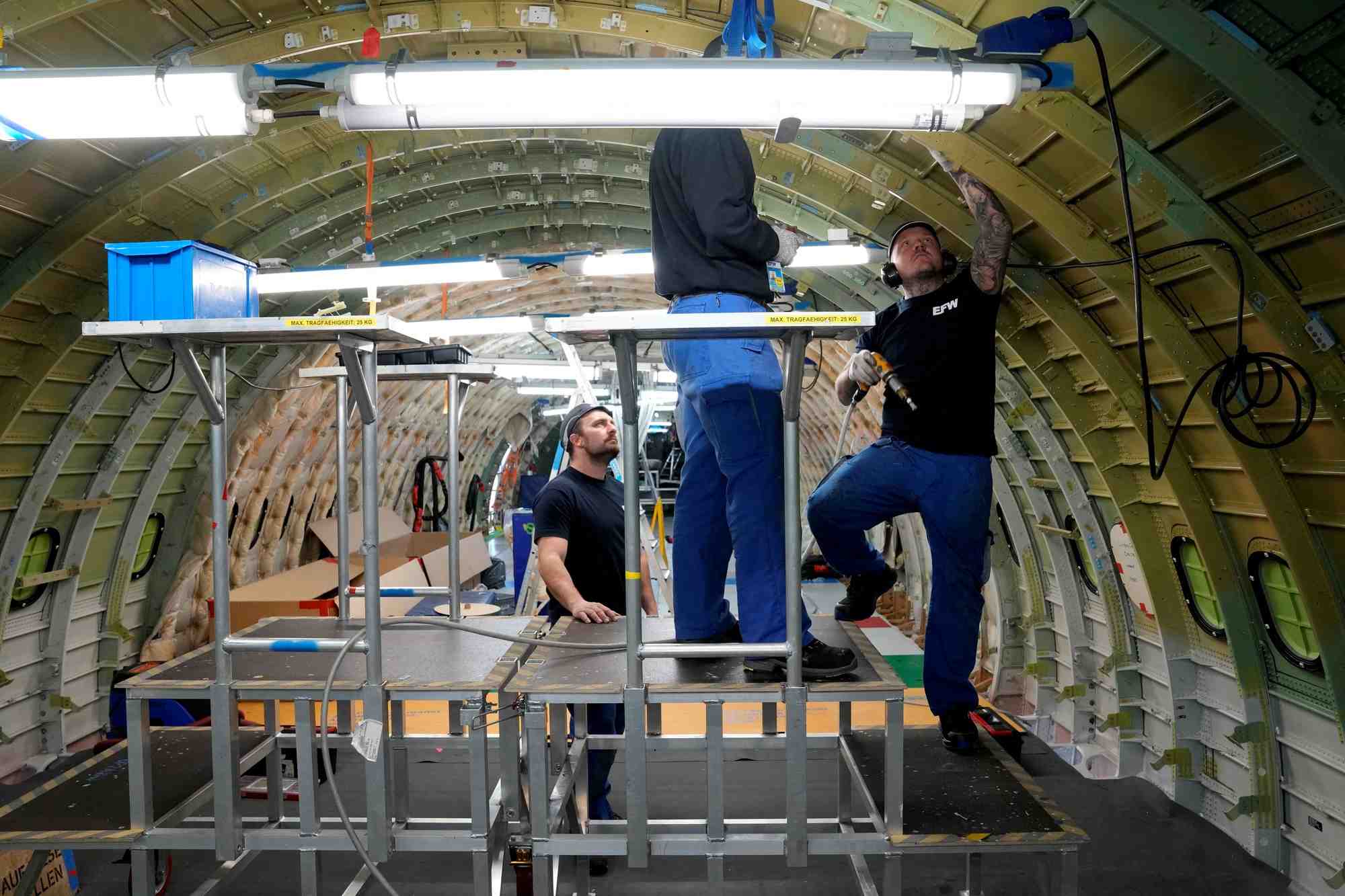 Des employes travaillent a bord d'un avion dans une usine a dresden en allemagne