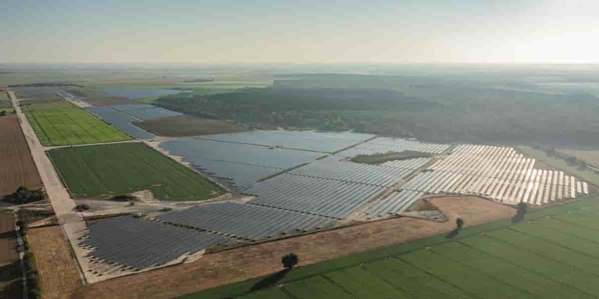 Centrale solaire de Samoussy, exploitée par Plenitude, le nouveau nom commercial d'Eni gas & power.