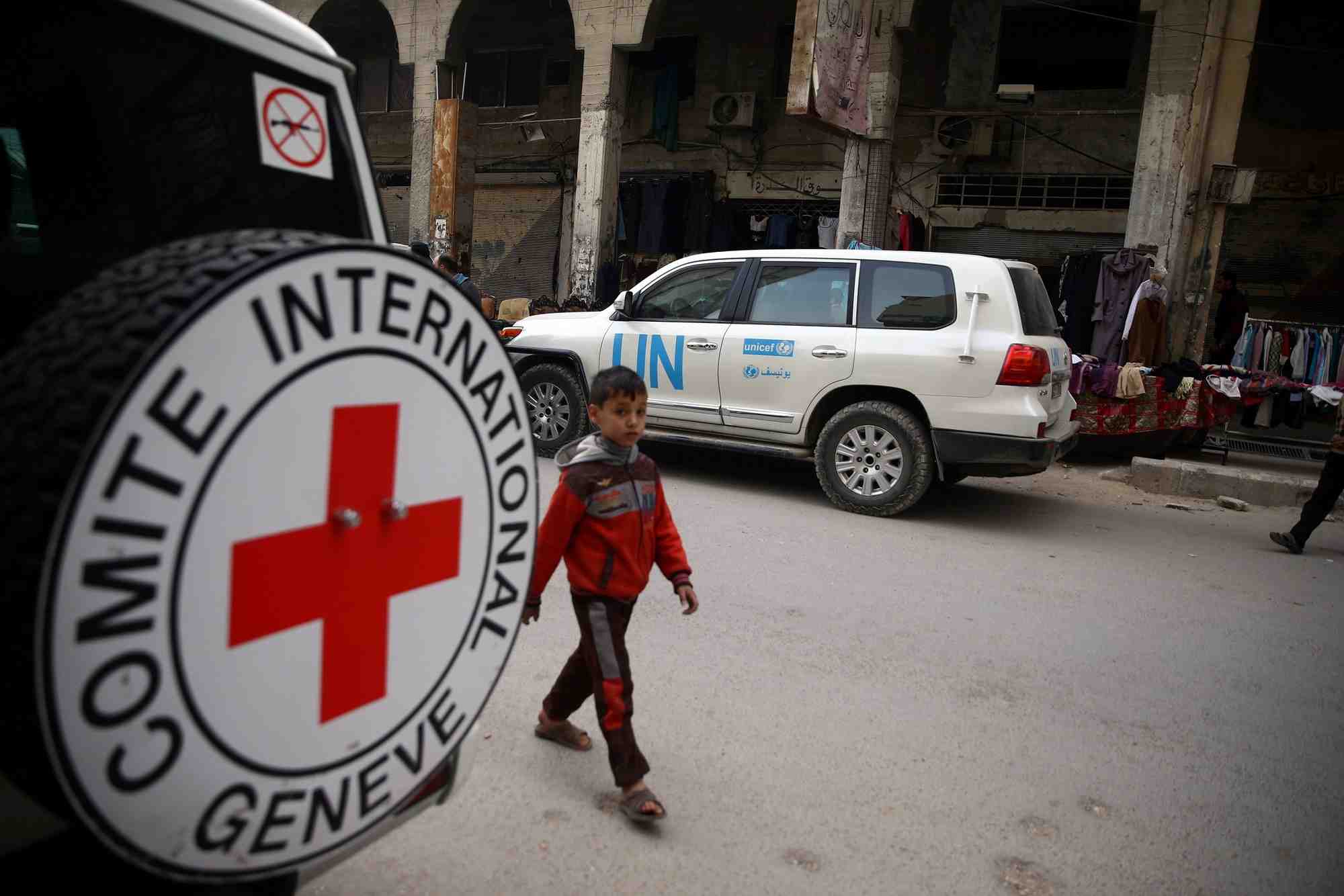 Un vehicule de la croix-rouge dans la ville de douma, dans la banlieue est de damas, en syrie