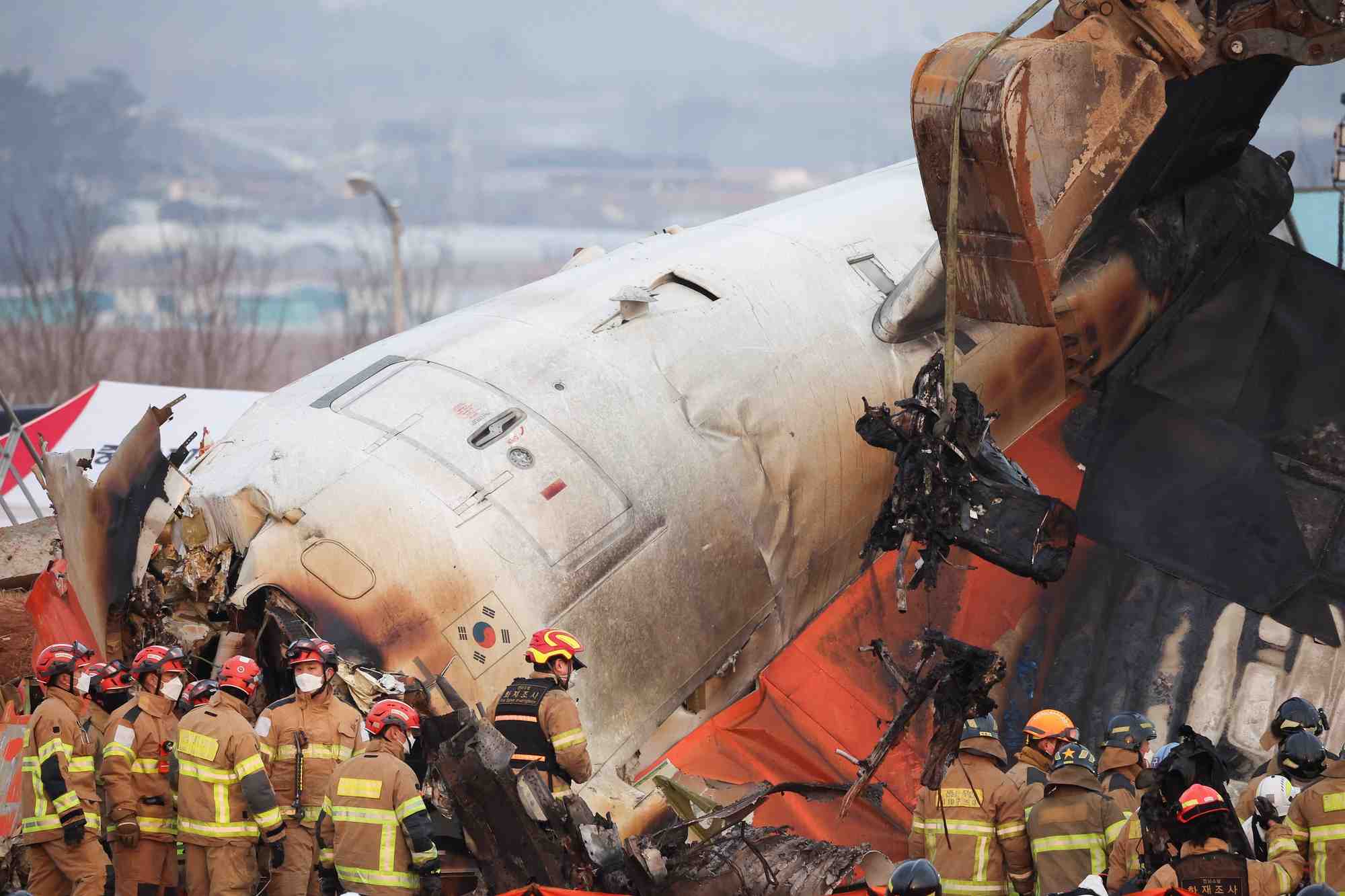 Ce mardi, les autorités sud-coréennes ont annoncé un examen de la réglementation du mur en béton, installé au bout de la piste sur laquelle le B737 de la Jeju Air s'est crashé.