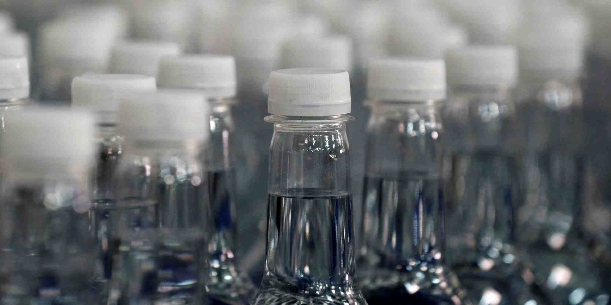 D'après cette étude, les microplastiques repérés dans les eaux – en bouteille et du robinet – sont la plupart du temps très petits, de moins de 20 microns de diamètre.
