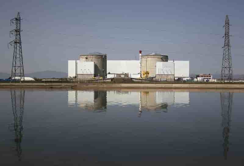 Sarkozy accuse hollande de brader fessenheim pour quelques voix