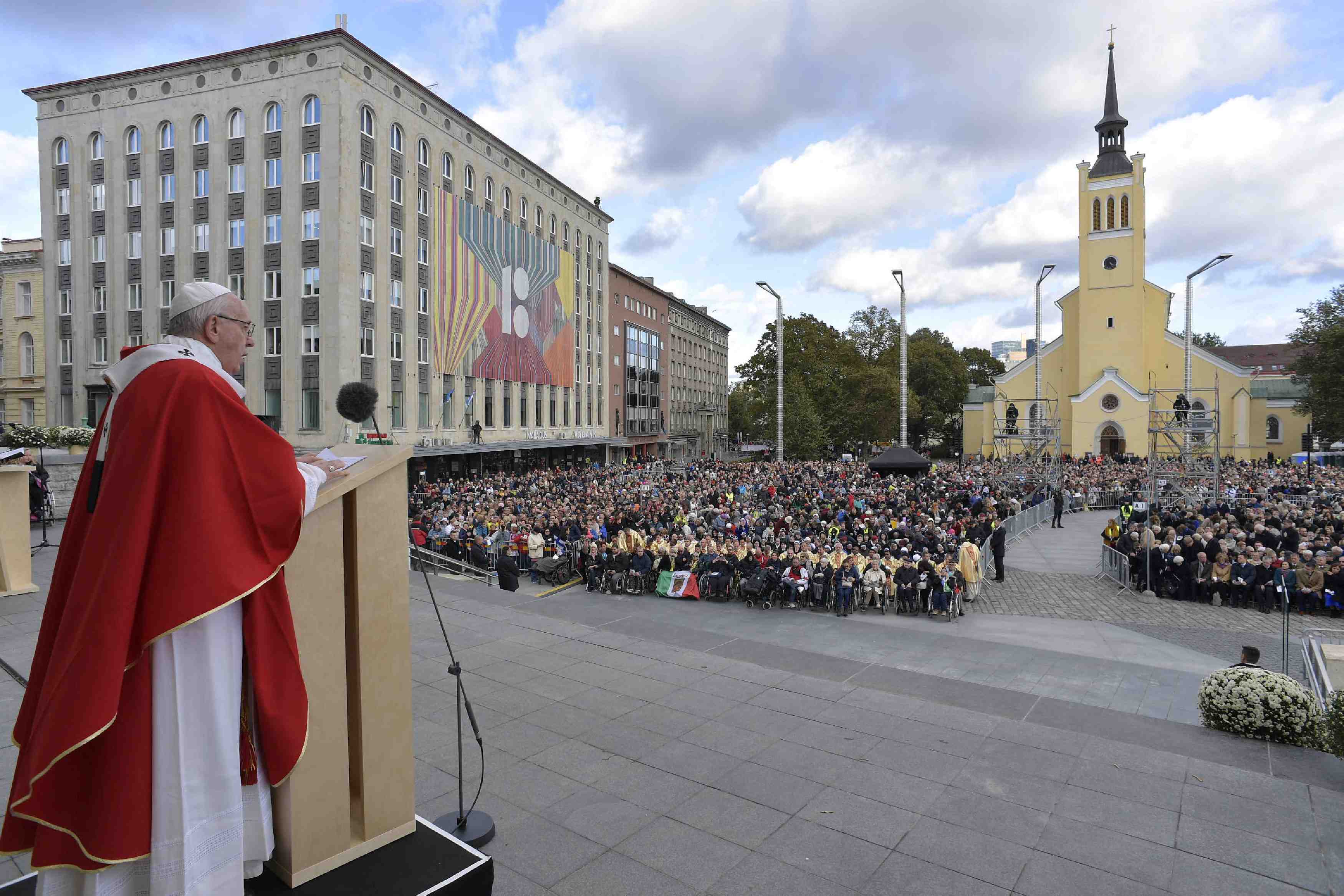 En estonie, le pape denonce "la menace des armes"