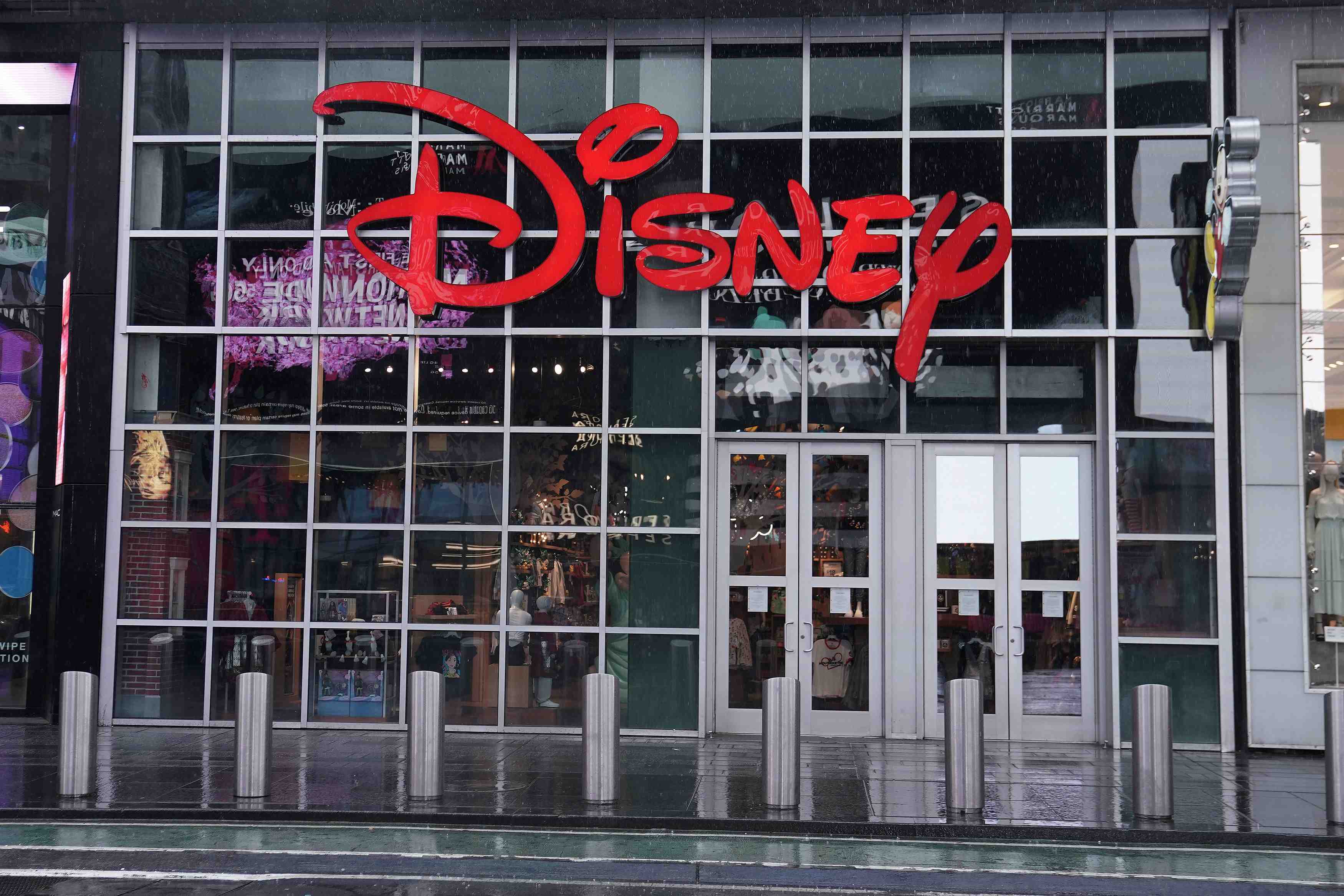 Disney, affecte par la crise sanitaire, va licencier 28.000 employes des parcs us