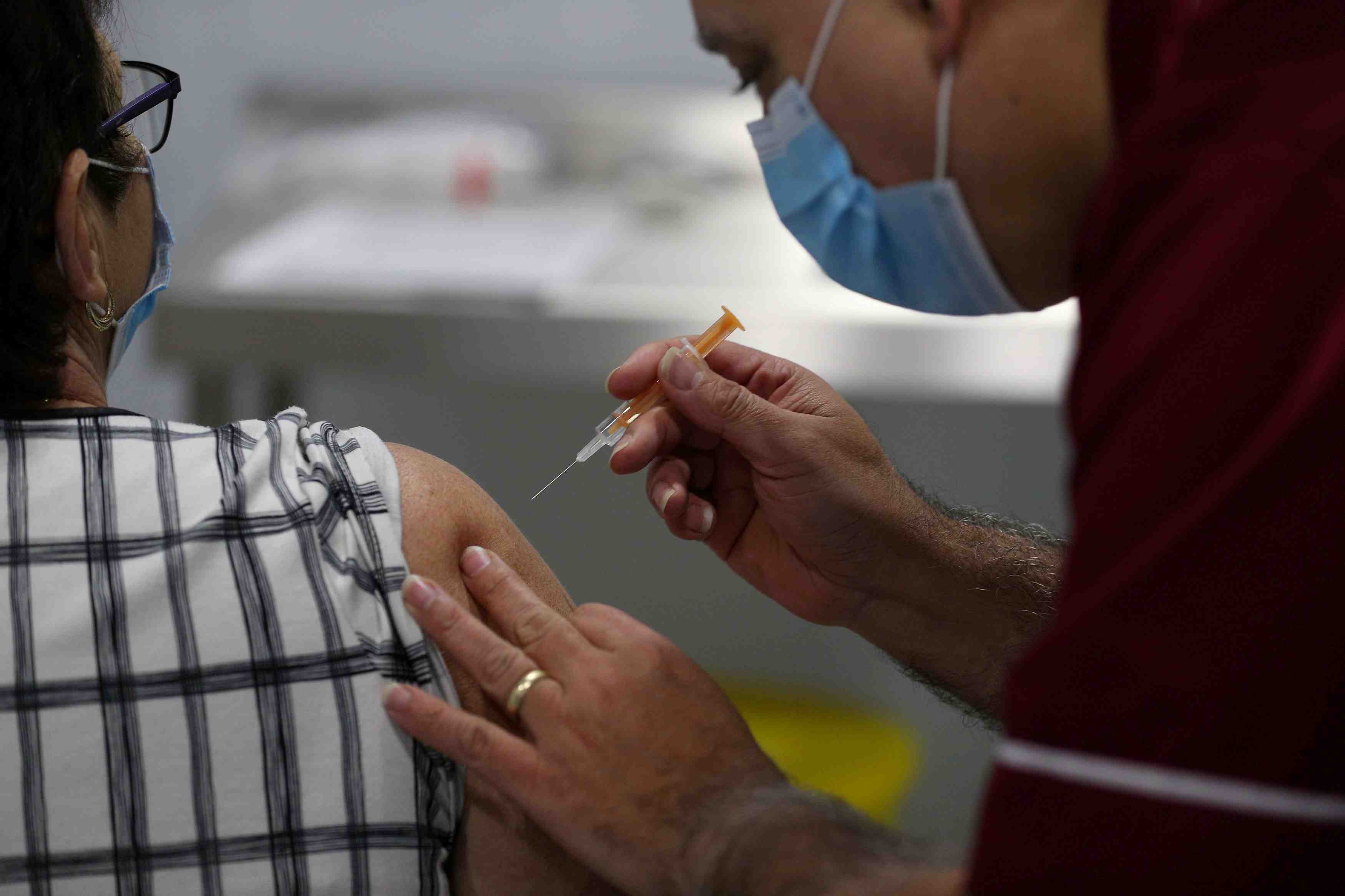 Coronavirus: londres exige de recevoir tous les vaccins commandes