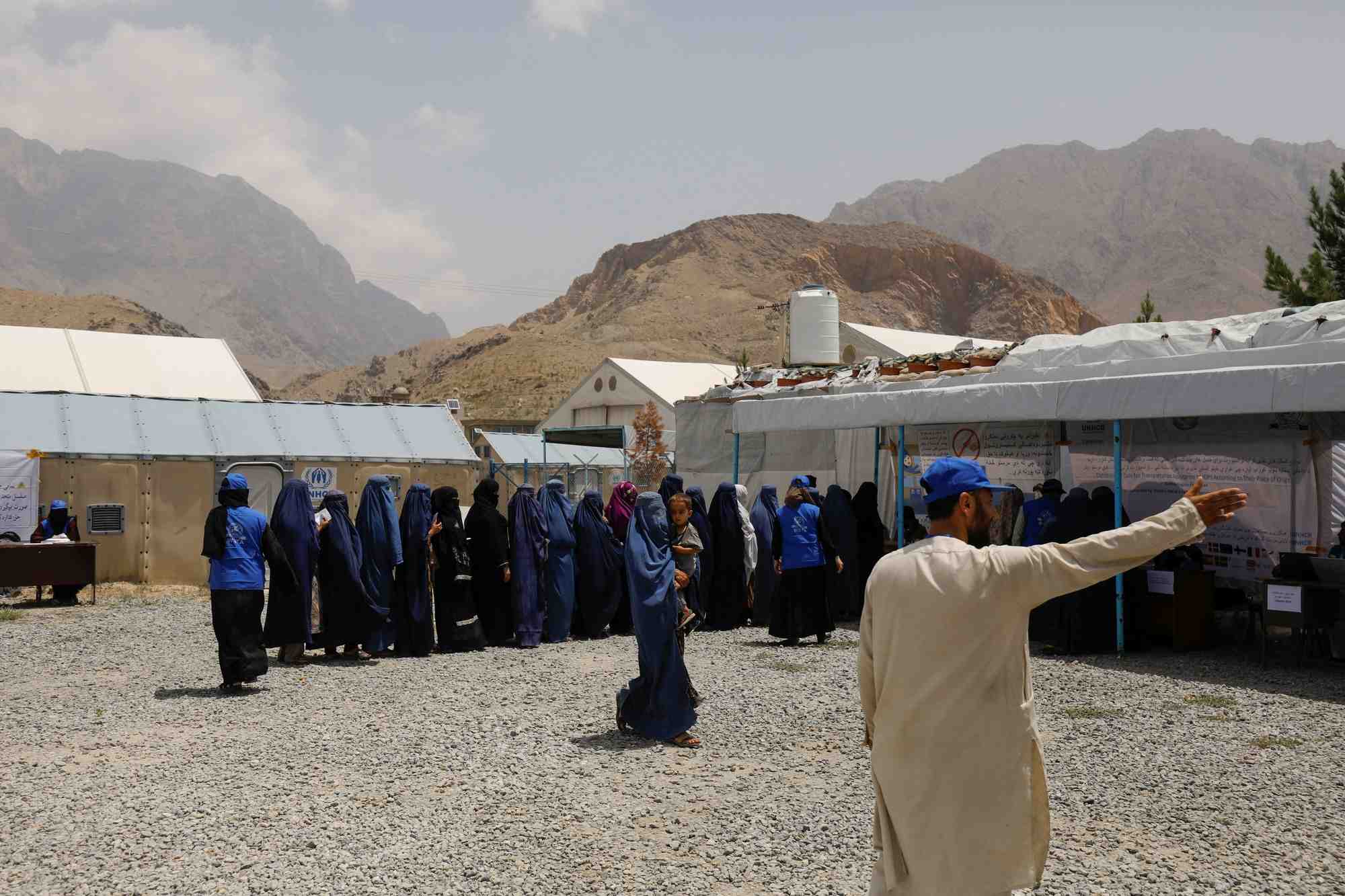 Photo d'archives de femmes afghanes attendant de recevoir une aide pour les personnes deplacees