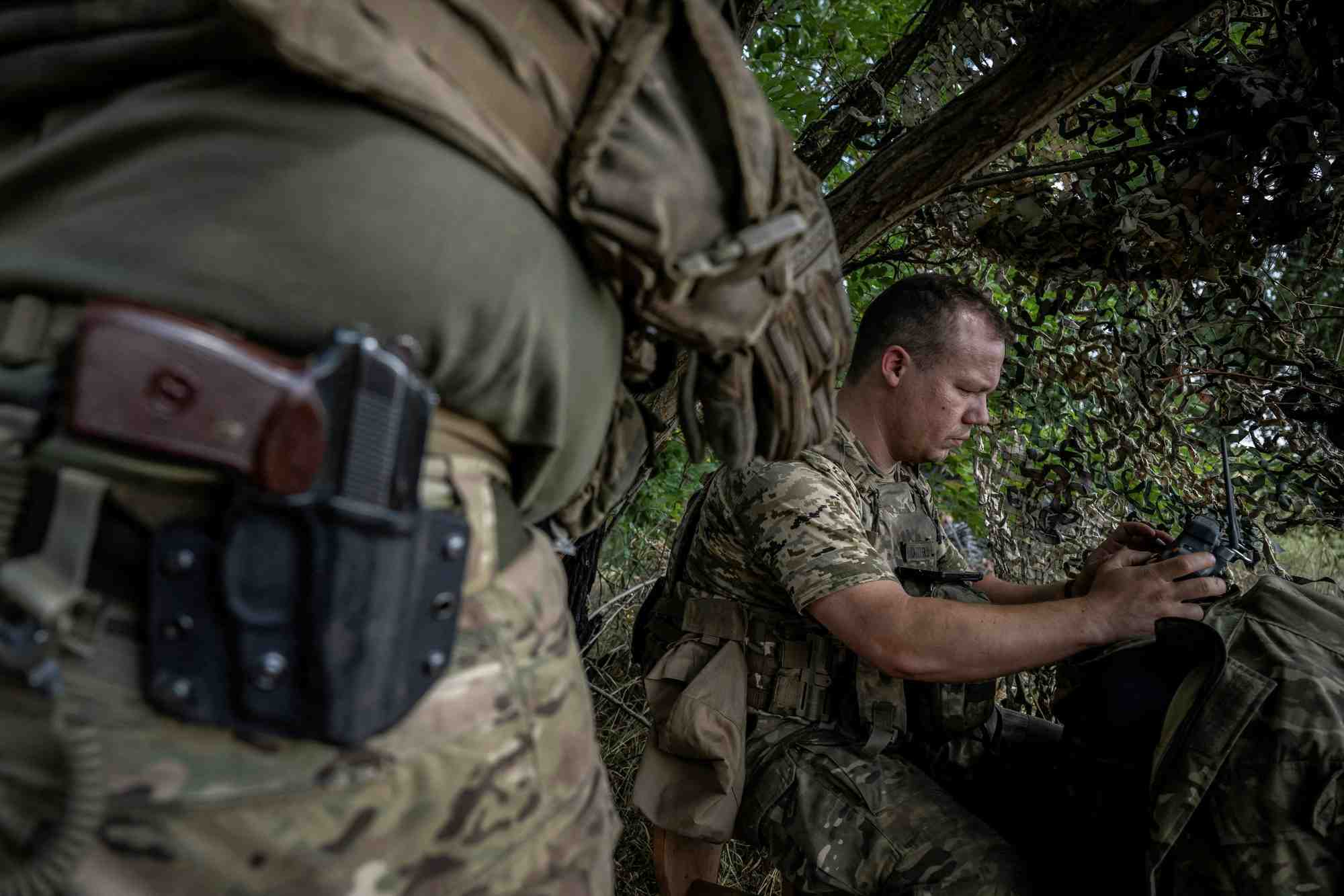Un soldat ukrainien utilise un drone pres du village de robotyne, dans la region de zaporijia