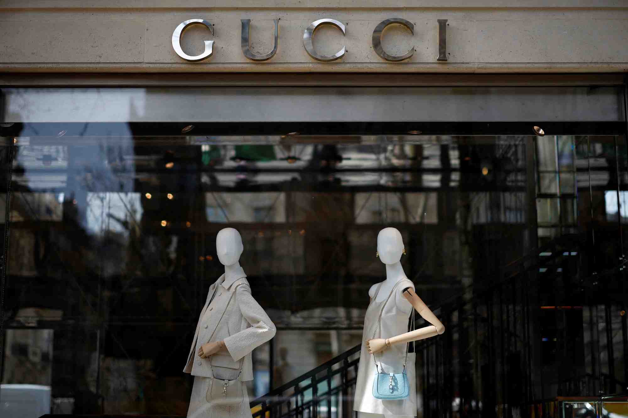 Une boutique de gucci a paris