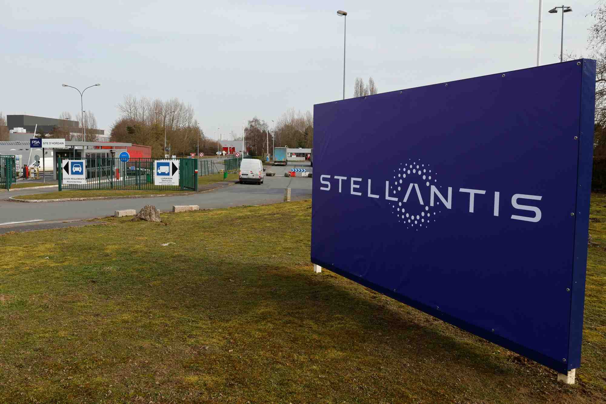 Logo de stellantis dans l'usine de l'entreprise a hordain