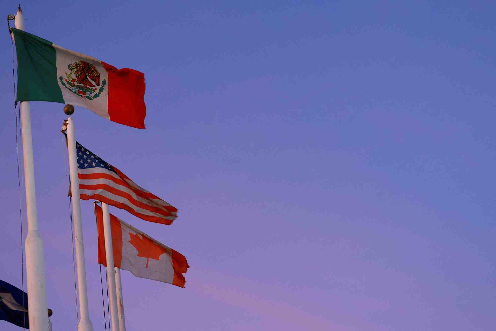 Samedi, le président américain a signé un décret imposant 25% de droits de douane sur l'ensemble des produits provenant du Mexique et du Canada.
