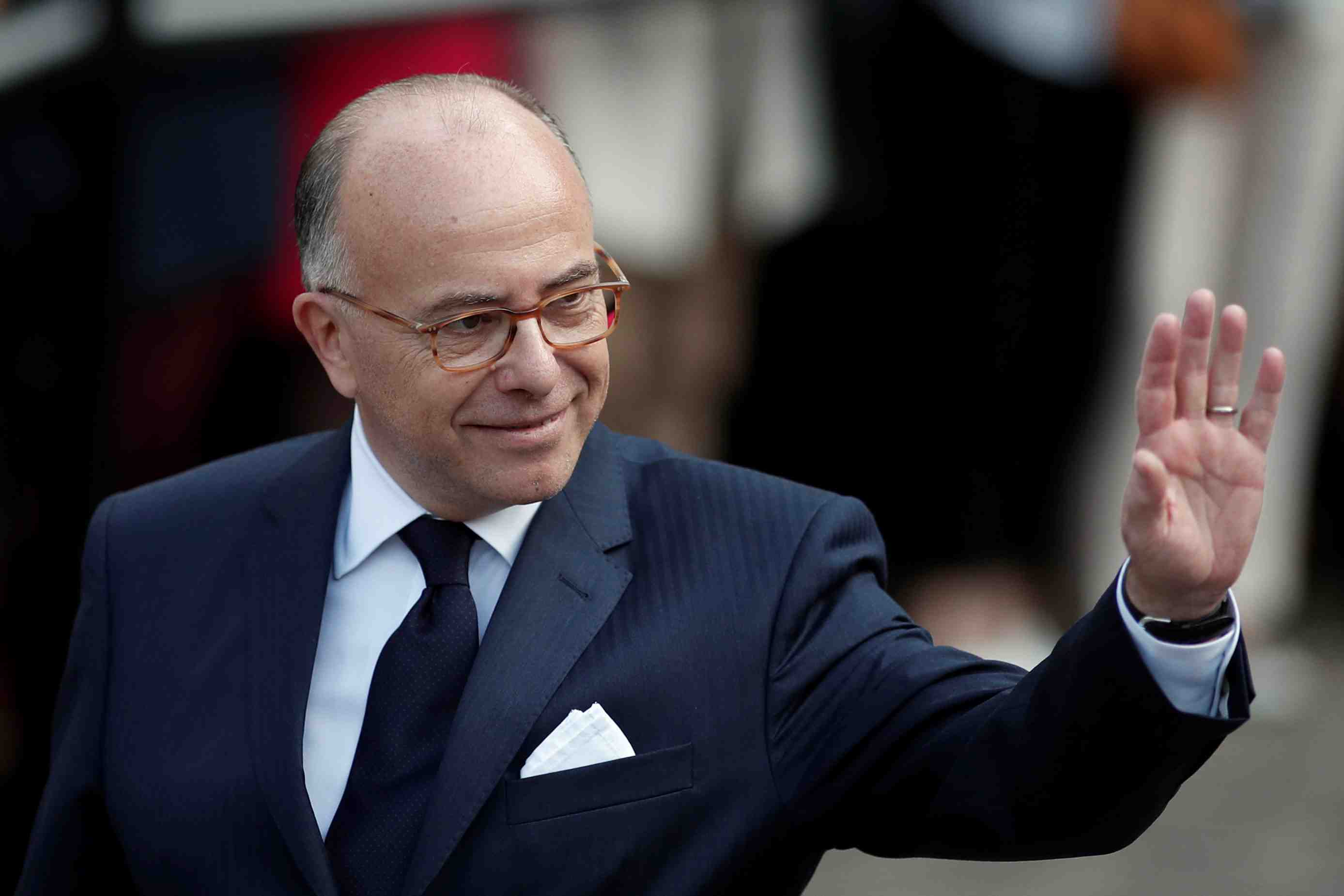 Cazeneuve contre "un tete-a-tete de macron avec la droite"