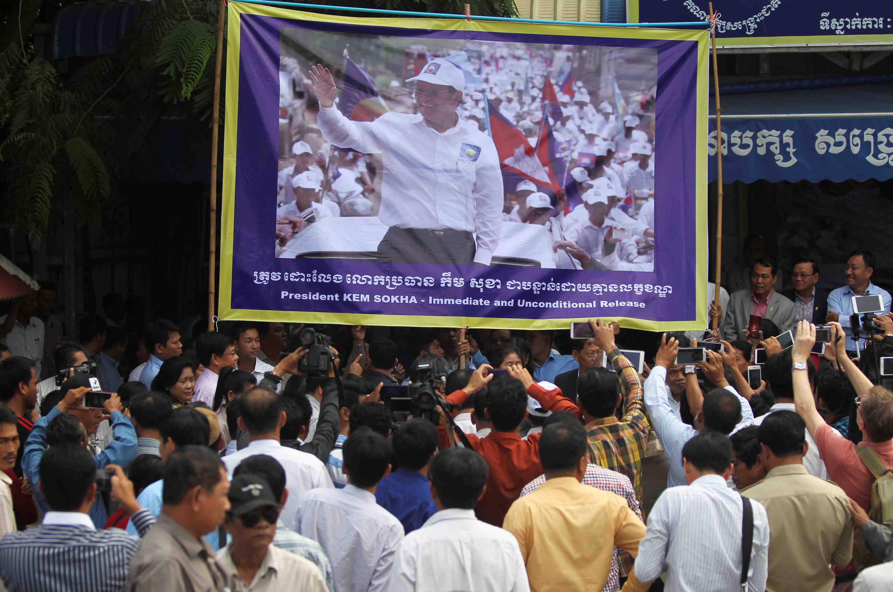 Le chef de l'opposition cambodgienne maintenu en detention
