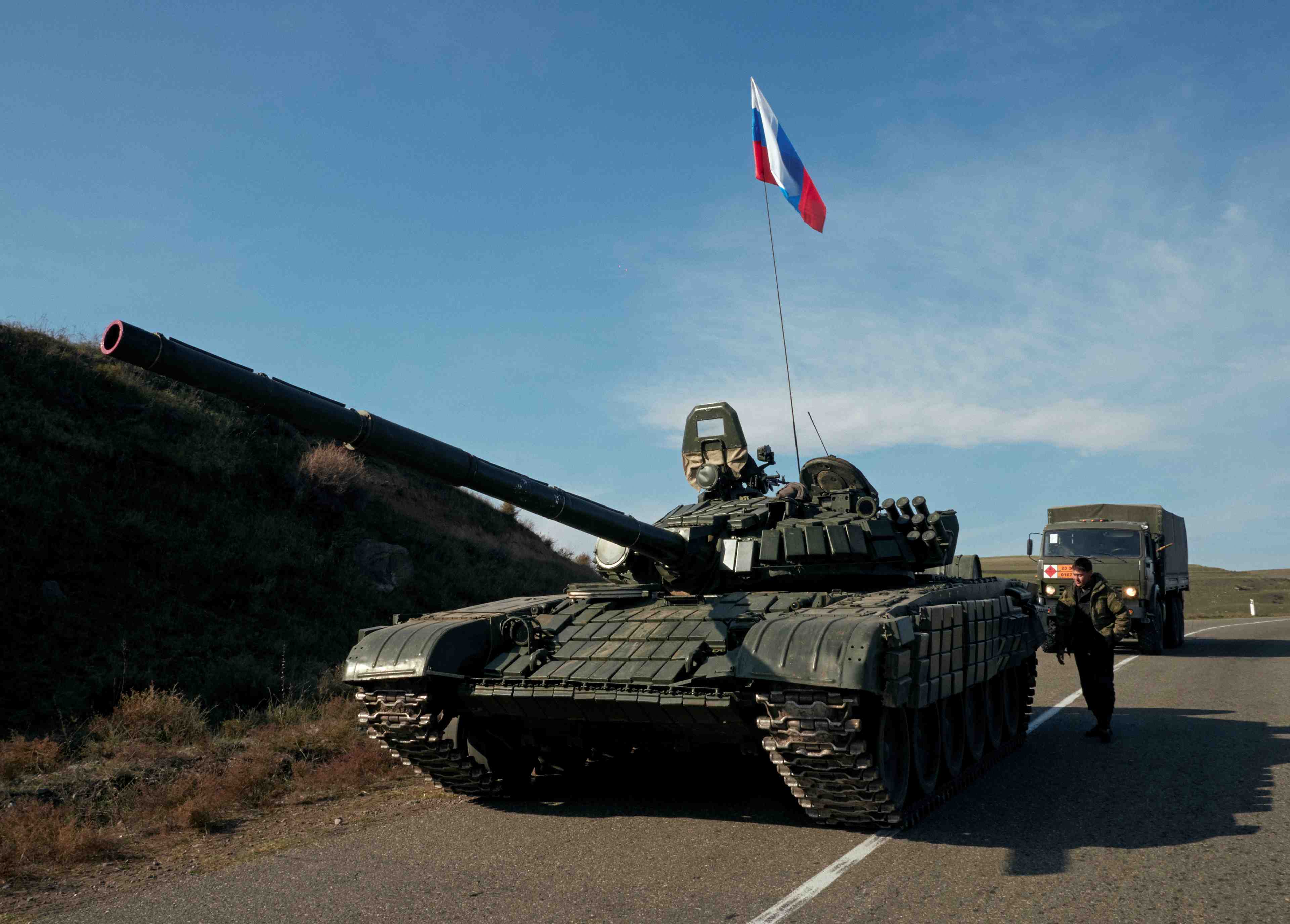 Haut-karabakh: paris analyse le cessez-le feu, soutient l'armenie