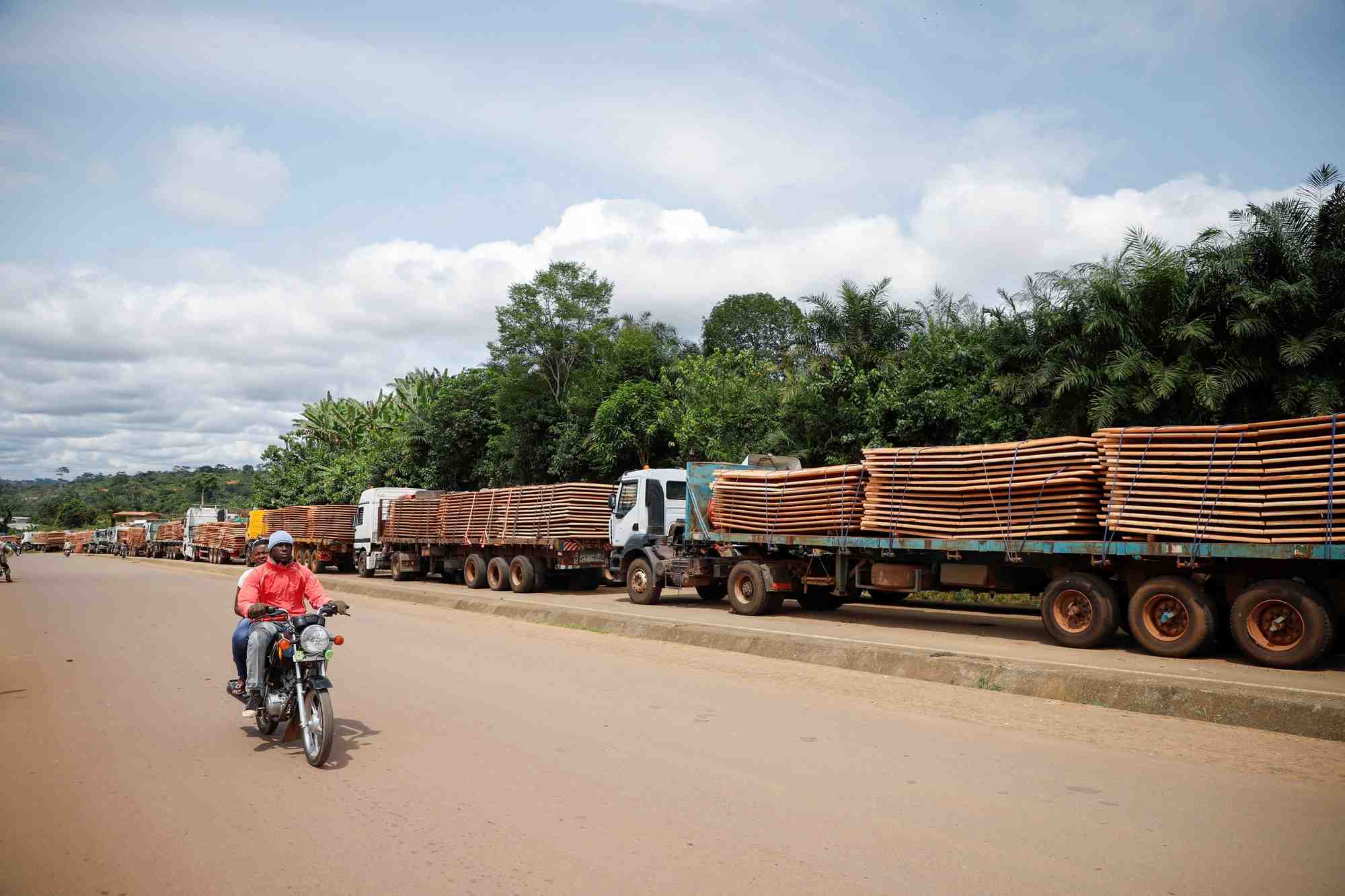 Des camions attendent dans la ville frontaliere de kye-ossi, au cameroun, apres la fermeture de la frontiere suite au coup d'etat au gabon