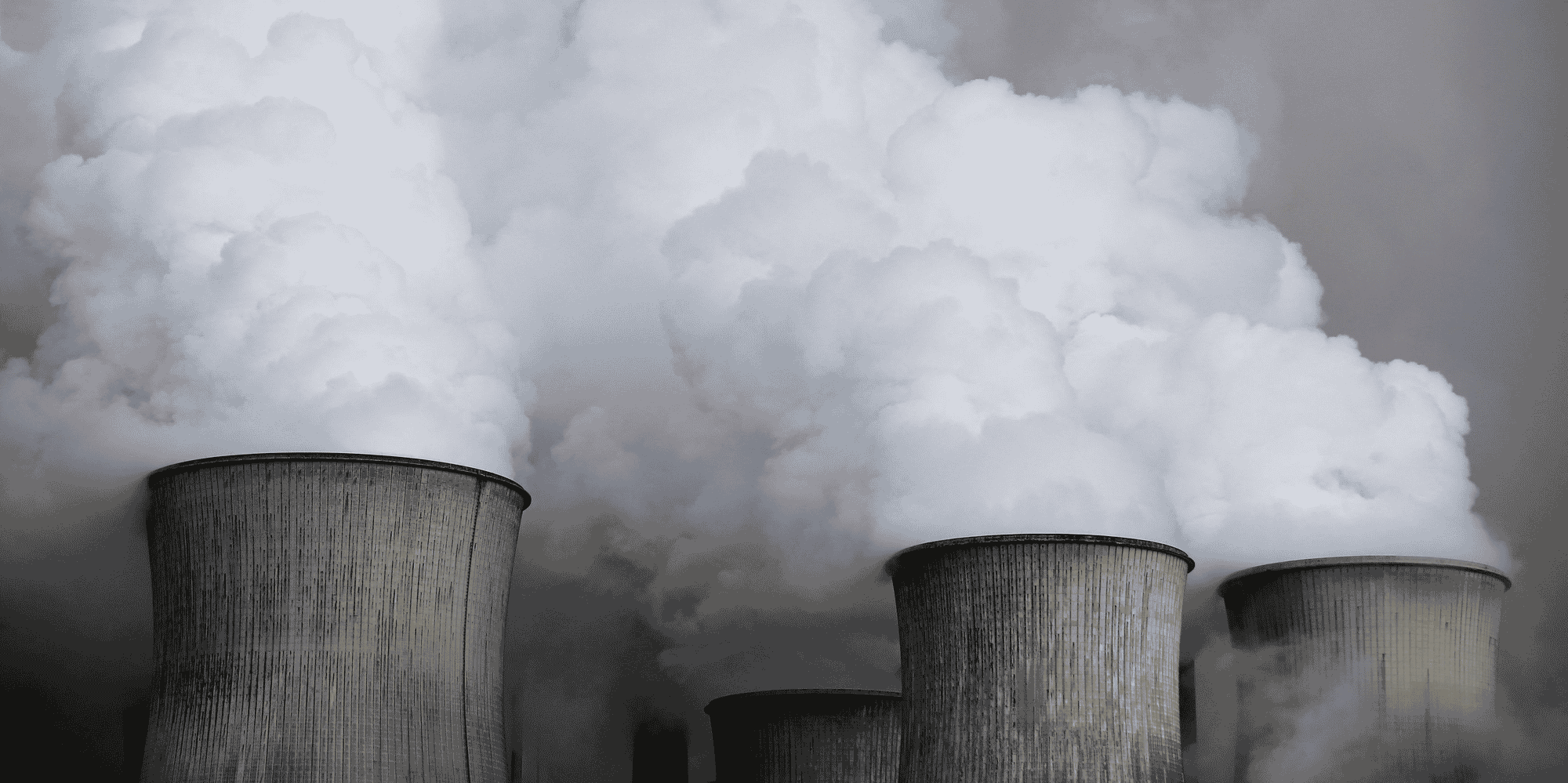 Selon l'Agence internationale de l'énergie (AIE), l'Indonésie se classait en 2020 au troisième rang mondial des producteurs de charbon avec 564 millions de tonnes, soit 7,4 % de la production mondiale, et au premier rang des exportateurs de charbon avec 396 millions de tonnes, soit 32,7% des exportations mondiales.