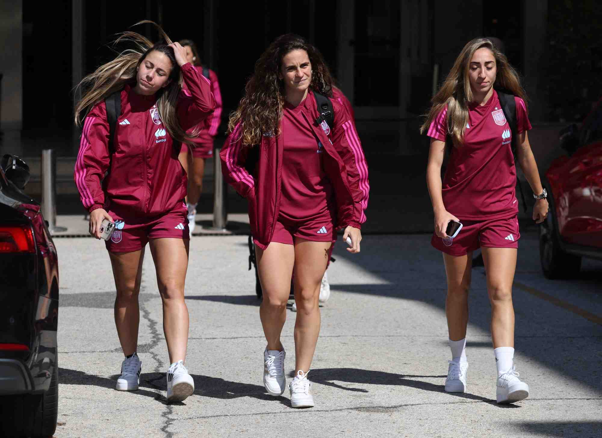 Les joueuses de l'equipe d'espagne de football feminin quittant leur hotel