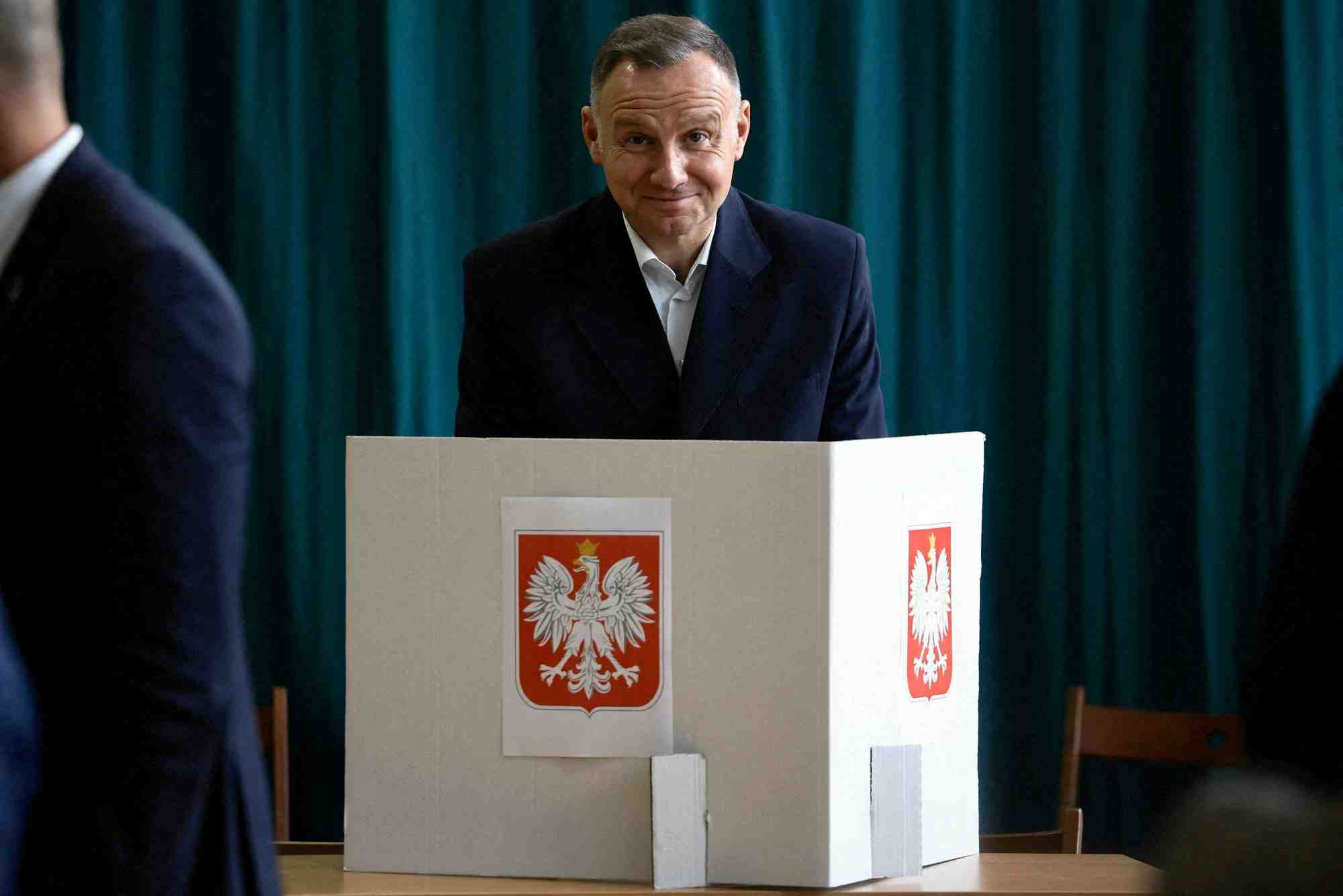 Le president polonais andrzej duda vote a cracovie