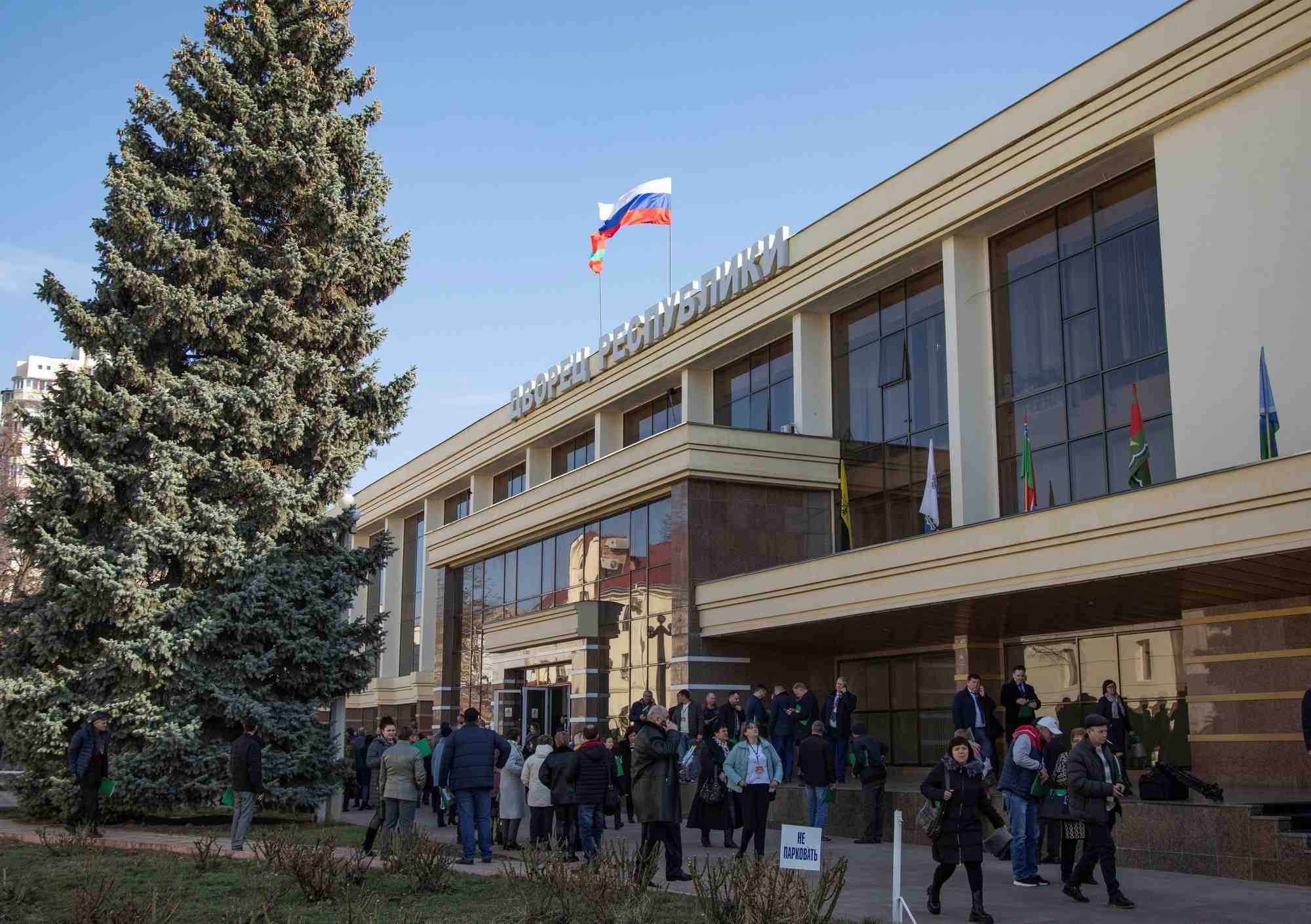 Photo des delegues qui se rassemblent pour participer au congres des deputes a tiraspol