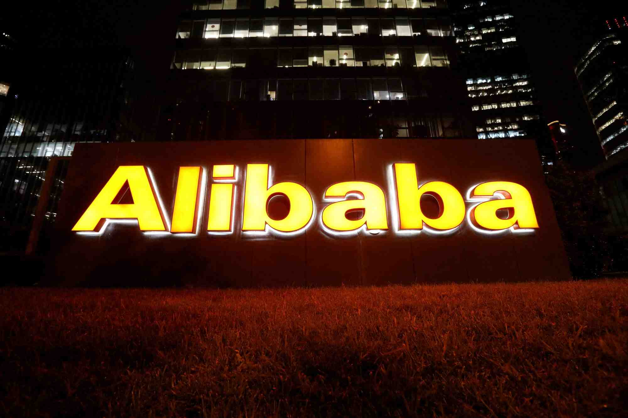 Assistant's response: le logo du groupe alibaba vu sur son immeuble de bureaux a pekin