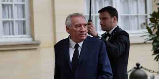 Le Premier ministre, François Bayrou, ici dans la cour de Matignon, pourrait bientôt céder les clés de la primature.
