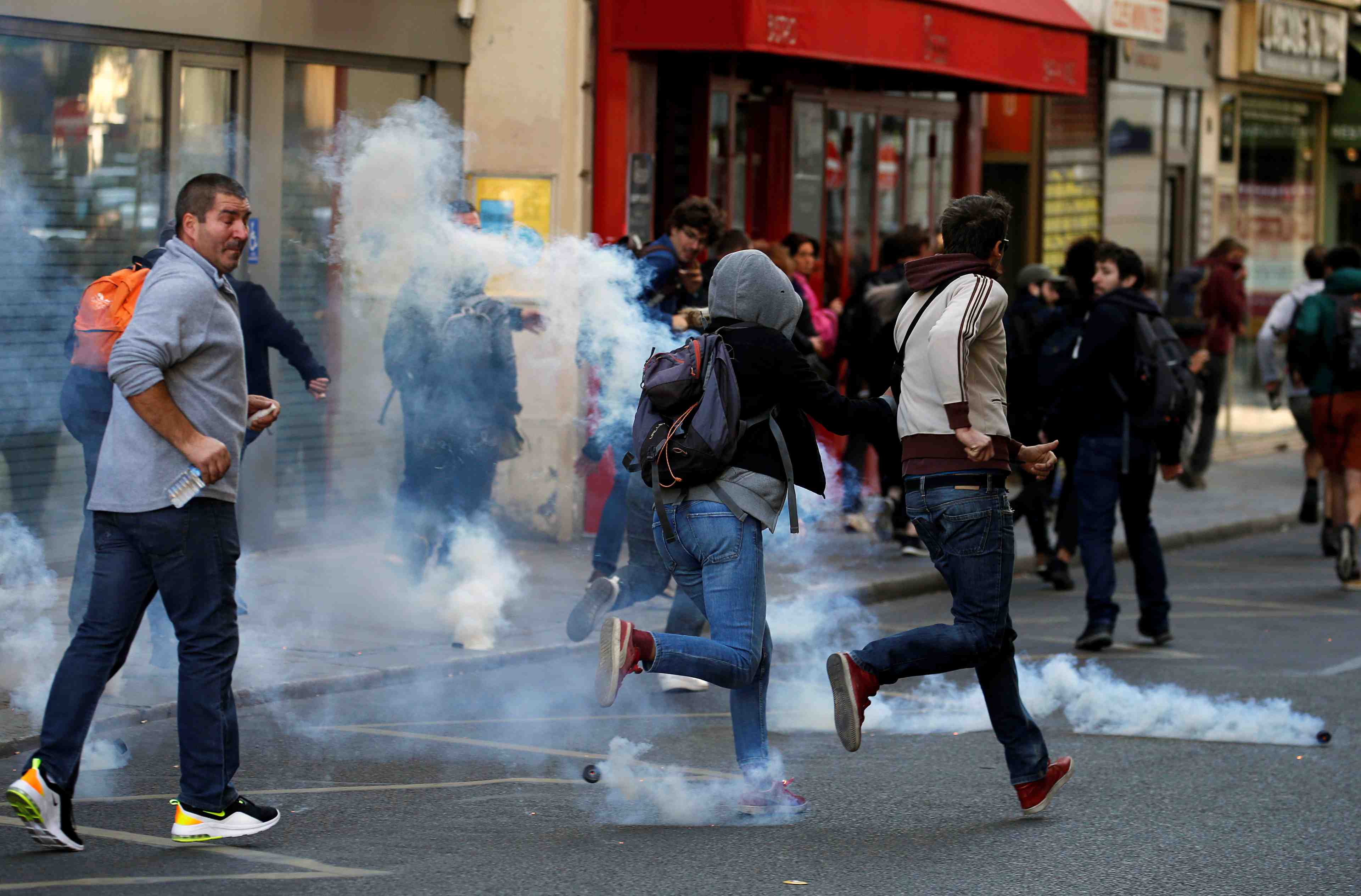 Nouvelle journee de mobilisation des "gilets jaunes", premieres interpellations a paris
