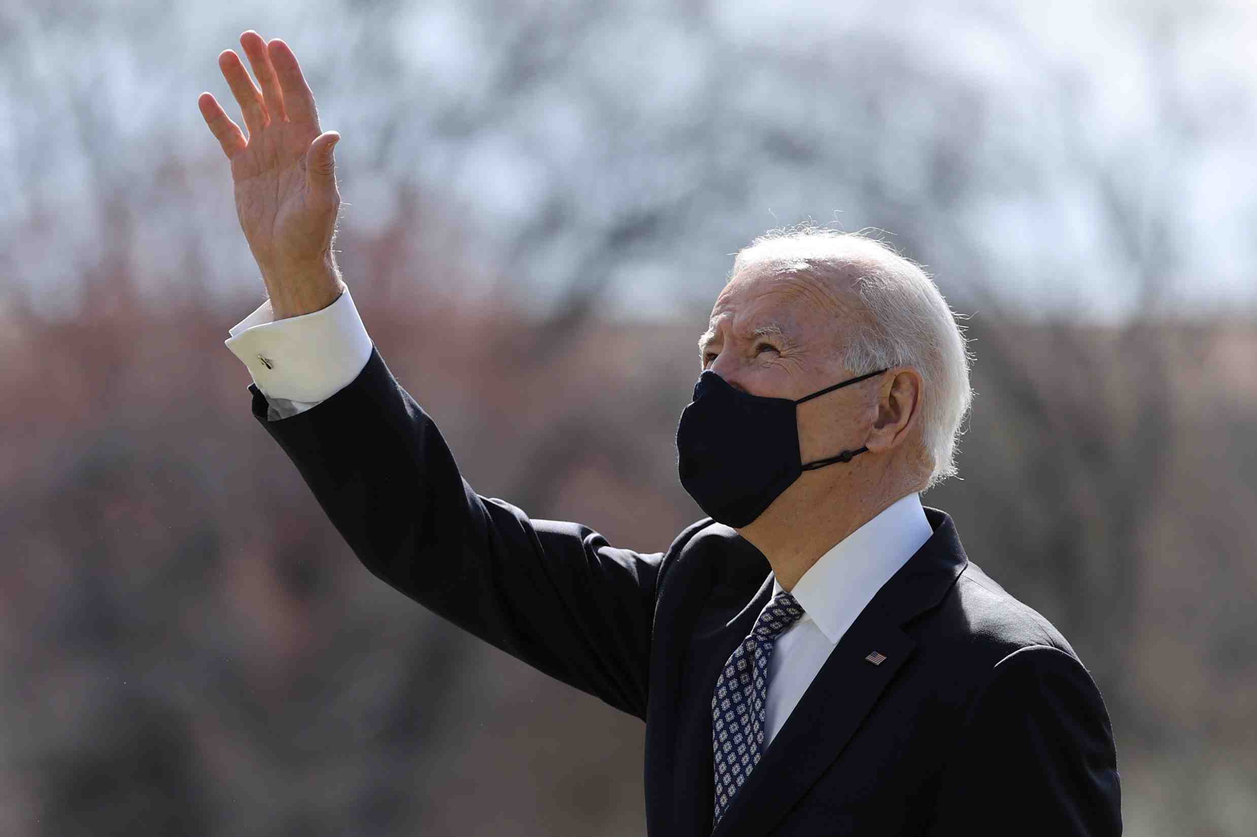 Biden trebuche sur les marches d'air force one