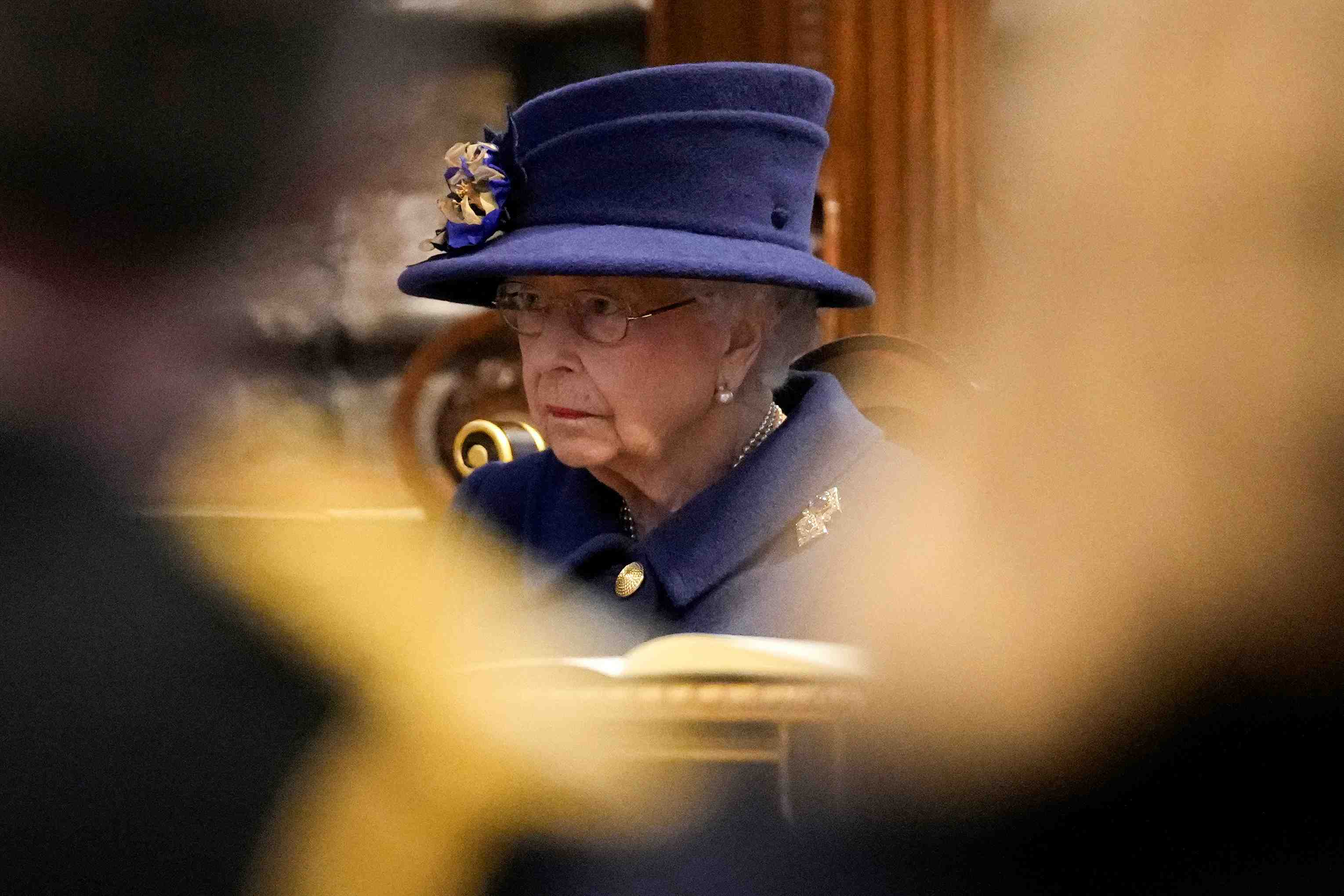 La reine elizabeth ii au repos a la demande de ses medecins