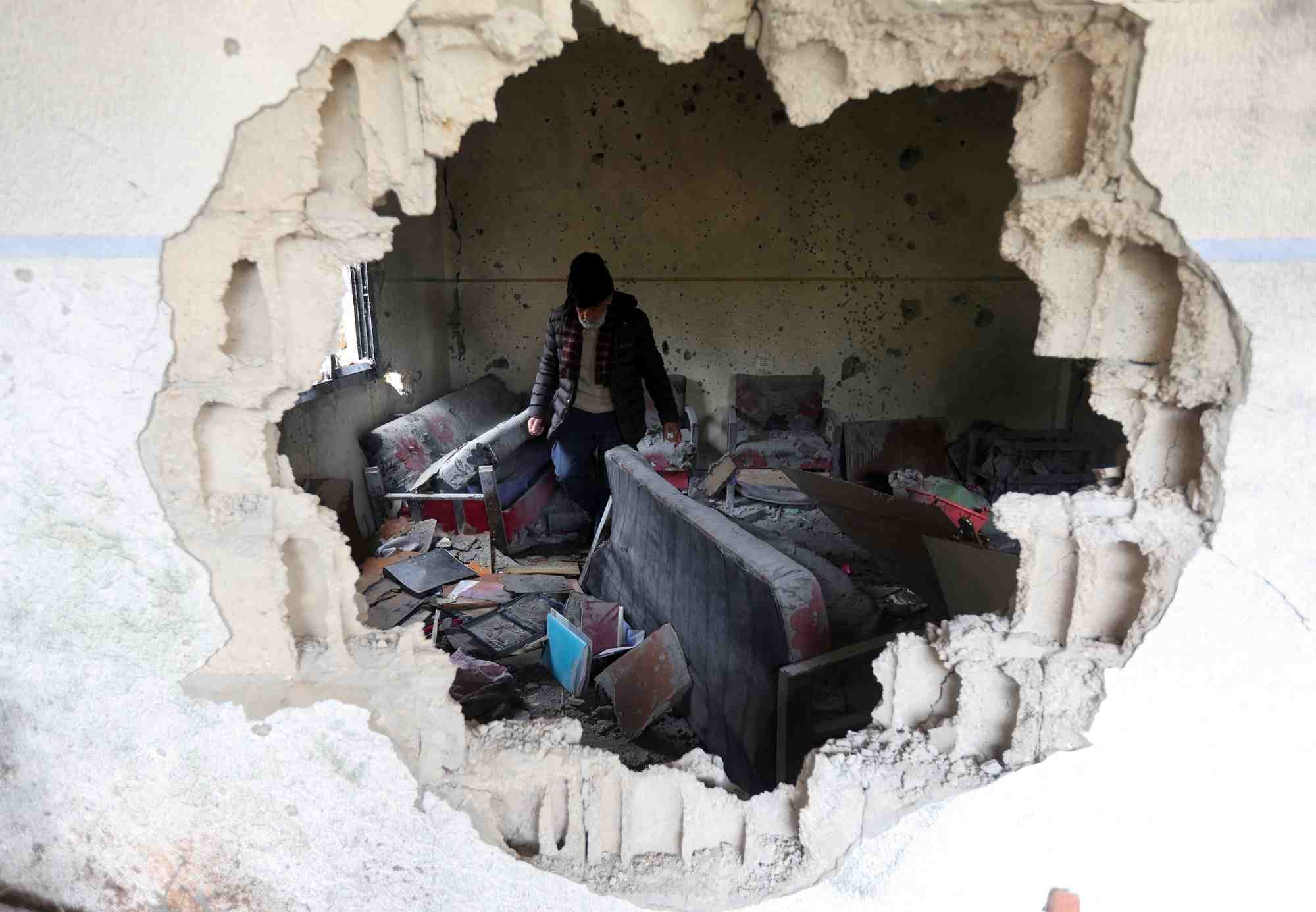 Une maison endommagee lors des bombardements israeliens