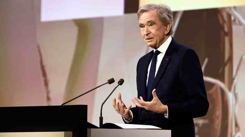 Bernard Arnault a appelé les dirigeants européens à régler « à l’amiable » les tensions commerciales entre l’Union européenne et les États-Unis.