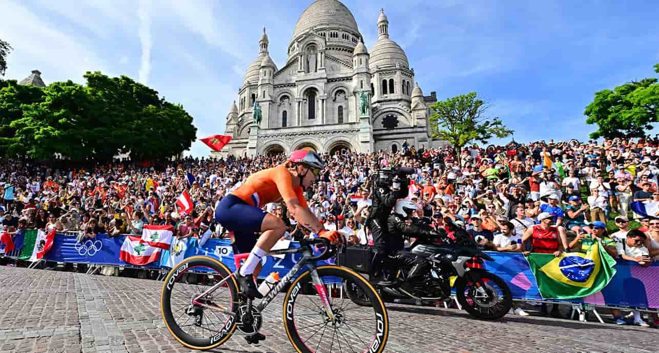 Pour l'arrivée du Tour de France, en dernière ligne droite avant les Champs-Élysées, les coureurs cyclistes traverserons les rues escarpées de la butte Montmartre, rappelant à ses riverains l'euphorie des Jeux olympiques, un an après les faits.