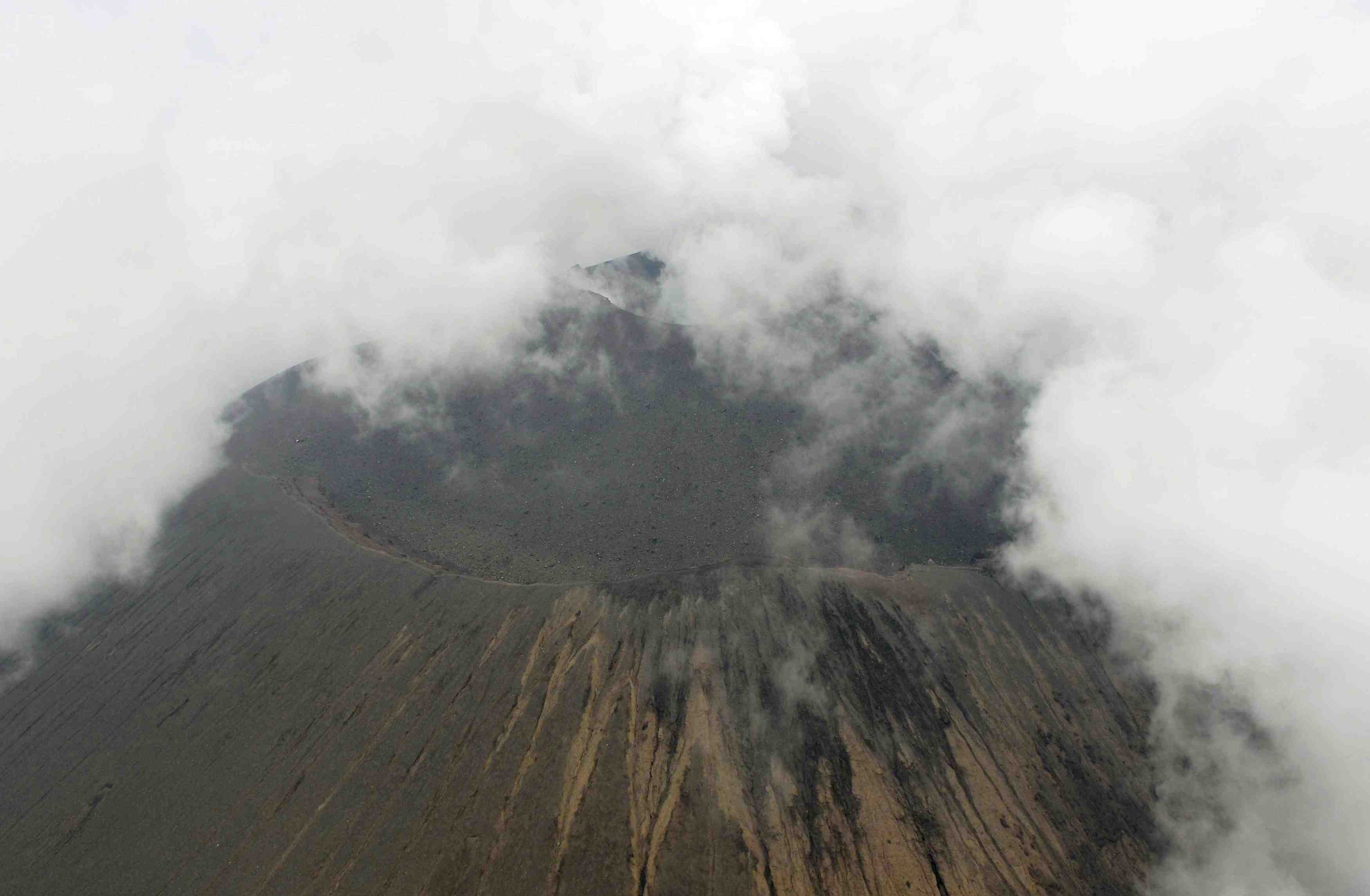 Le mont asama au japon en eruption